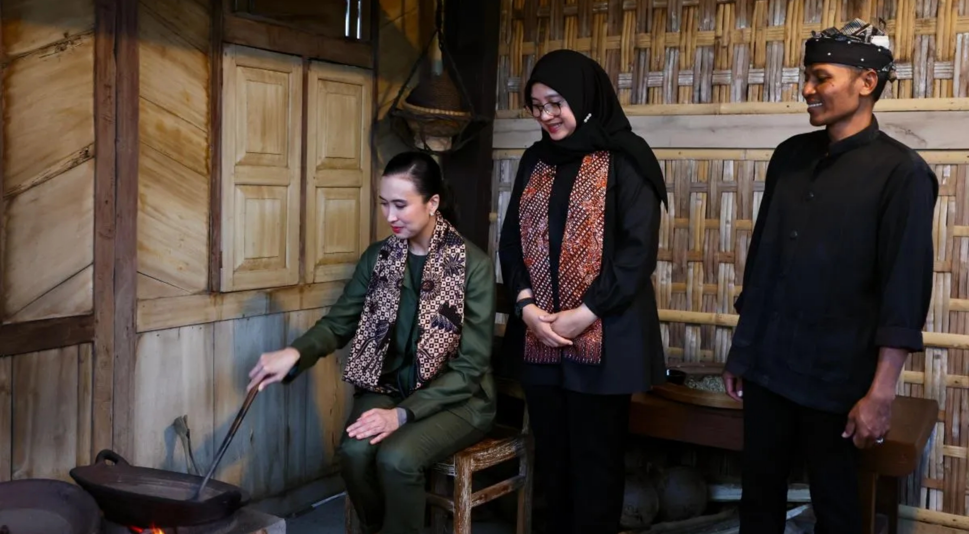 Bupati Banyuwangi Ipuk Fiestiandani mendampingi Menteri Pariwisata Widiyanti Putri Wardhana menyangrai kopi di Desa Wisata Kemiren, Banyuwangi, Jawa Timur. (IDNVoice/Pemkab Banyuwangi)