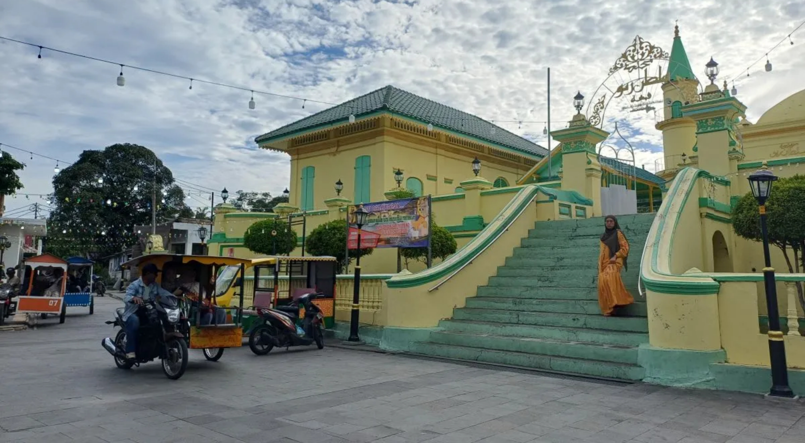 Masjid Sultan Riau jadi ikon wisata Pulau Penyengat, Kota Tanjungpinang, Kepri. (IDNVoice/Antara-Ogen)