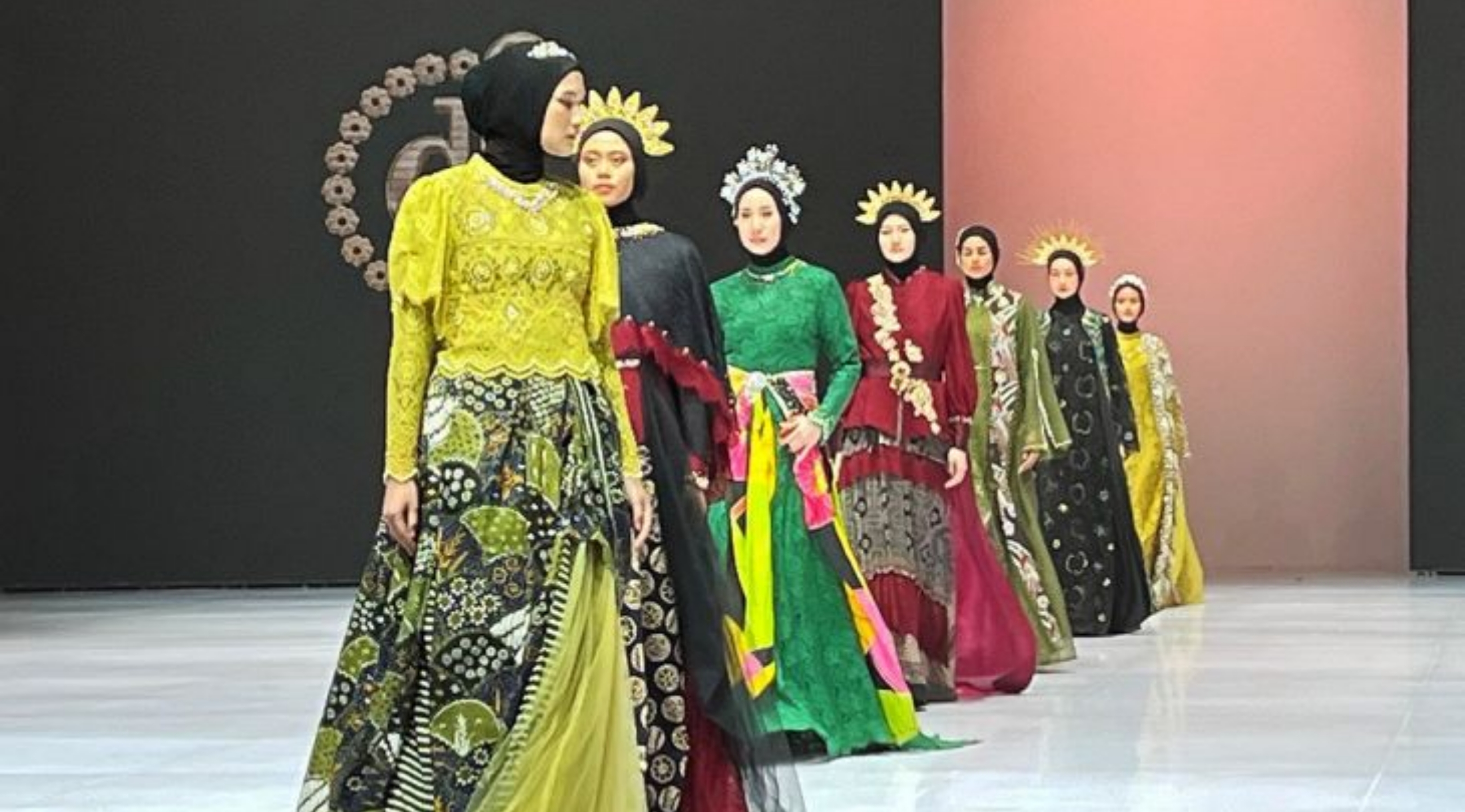 Koleksi busana berbahan batik dengan motif Saroja dari jenama Duai Fav yang ditampilkan dalam gelaran mode BTN Indonesia Fashion Week (IFW) 2026 bertajuk 