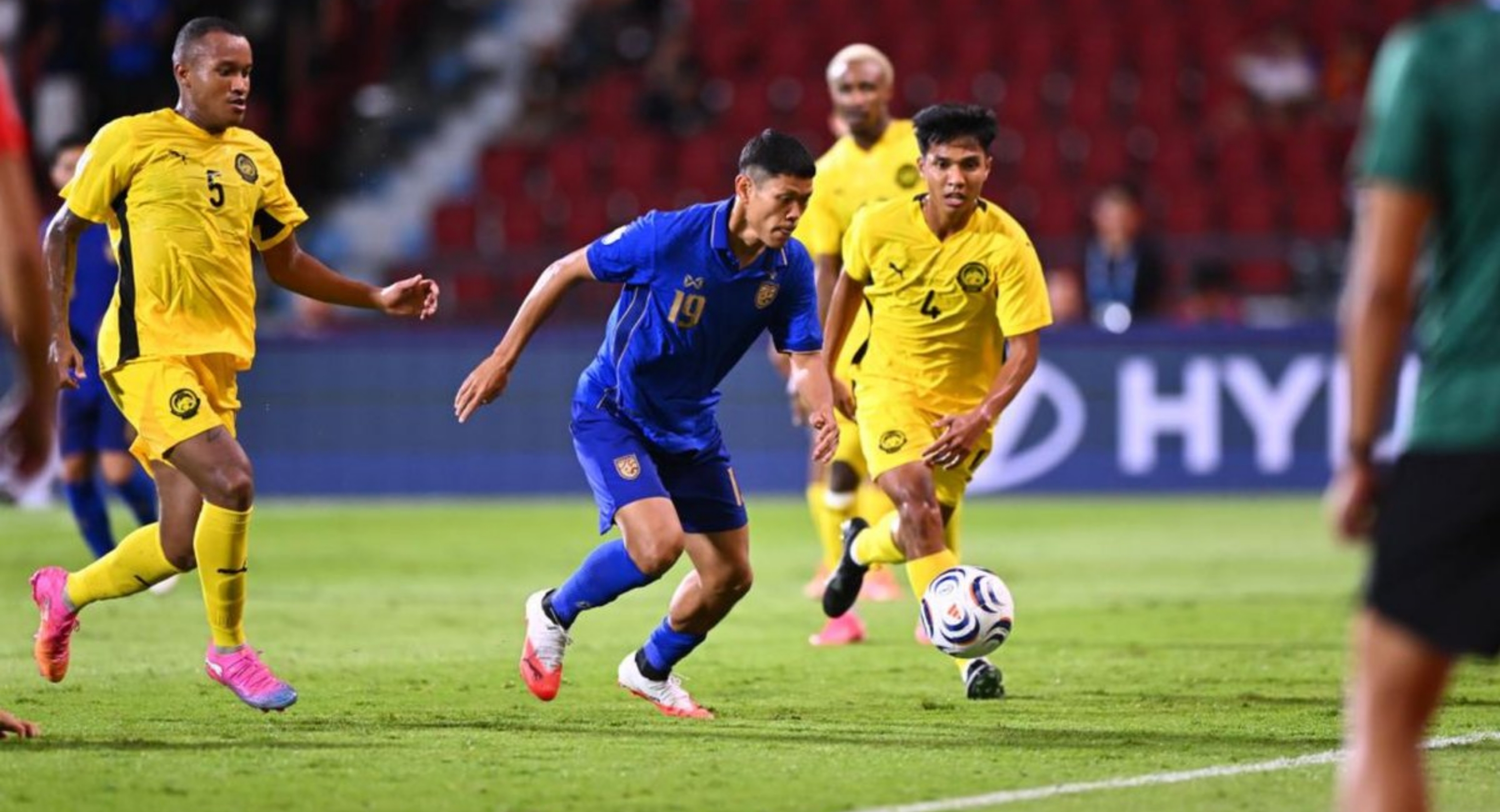 Thailand mengambil alih puncak klasemen Grup B ASEAN Hyundai Cup™ 2026 pada Sabtu setelah gol di masing-masing babak dari Yotsakon Burapha dan Teerasak Poeiphimai membawa tim asuhan Anthony Hudson menang 2-0 atas Malaysia di Stadion Rajamangala, Bangkok. (IDNVoice/ASEANUTDFC)