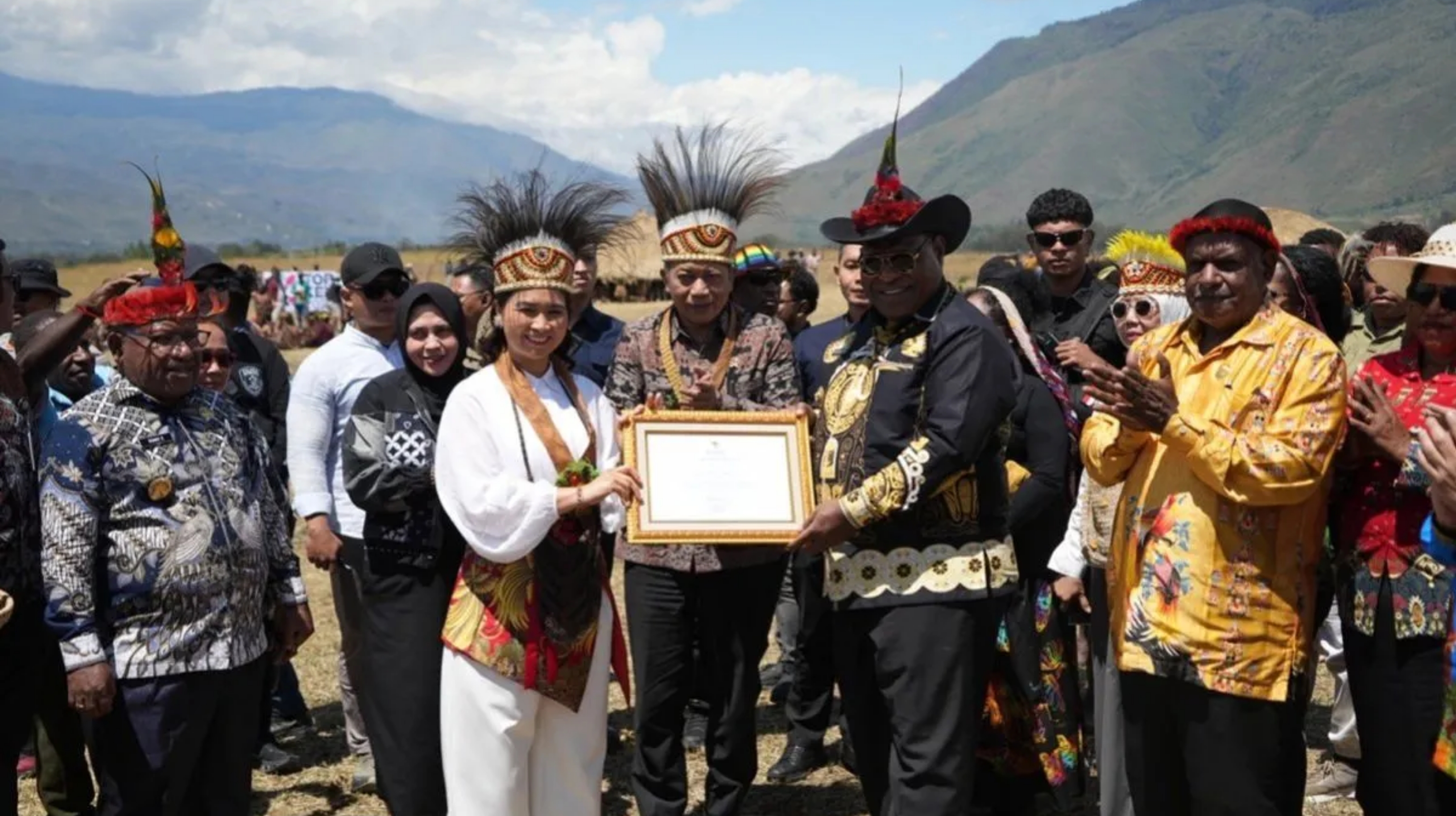 Wamen Pariwisata RI Ni Luh Enik Ermawati menyerahkan piagam penghargaan top KEN 2026 kepada Bupati Jayawijaya Atenius Murib di sela-sela pembukaan FBLB ke-34 tahun 2026 di Kampung Walesi, Distrik Walesi, Kabupaten Jayawijaya, Papua Pegunungan. (IDNVoice/Antara-Yudhi Efendi) 
