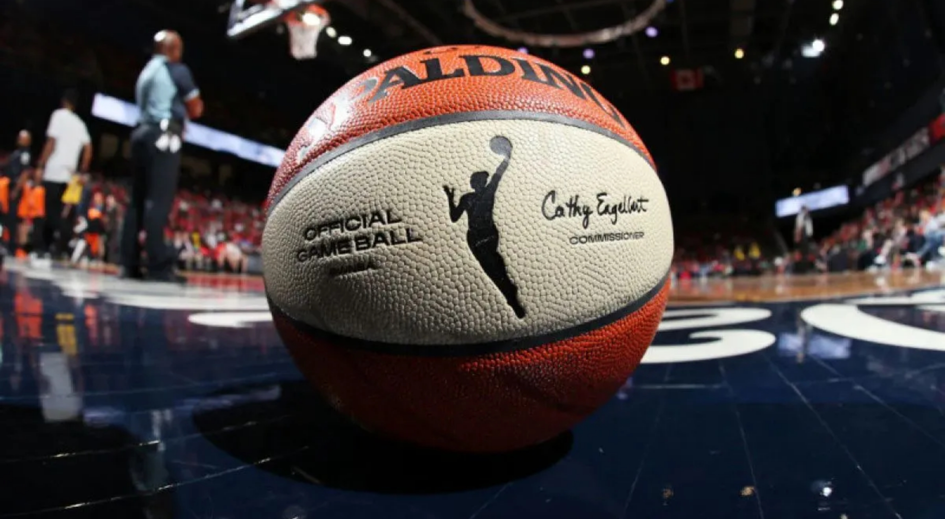 Logo liga bola basket putri Amerika Serikat, WNBA, terpampang dalam bola resmi yang digunakan dalam kompetisi tersebut. (IDNVoice/WNBA)
