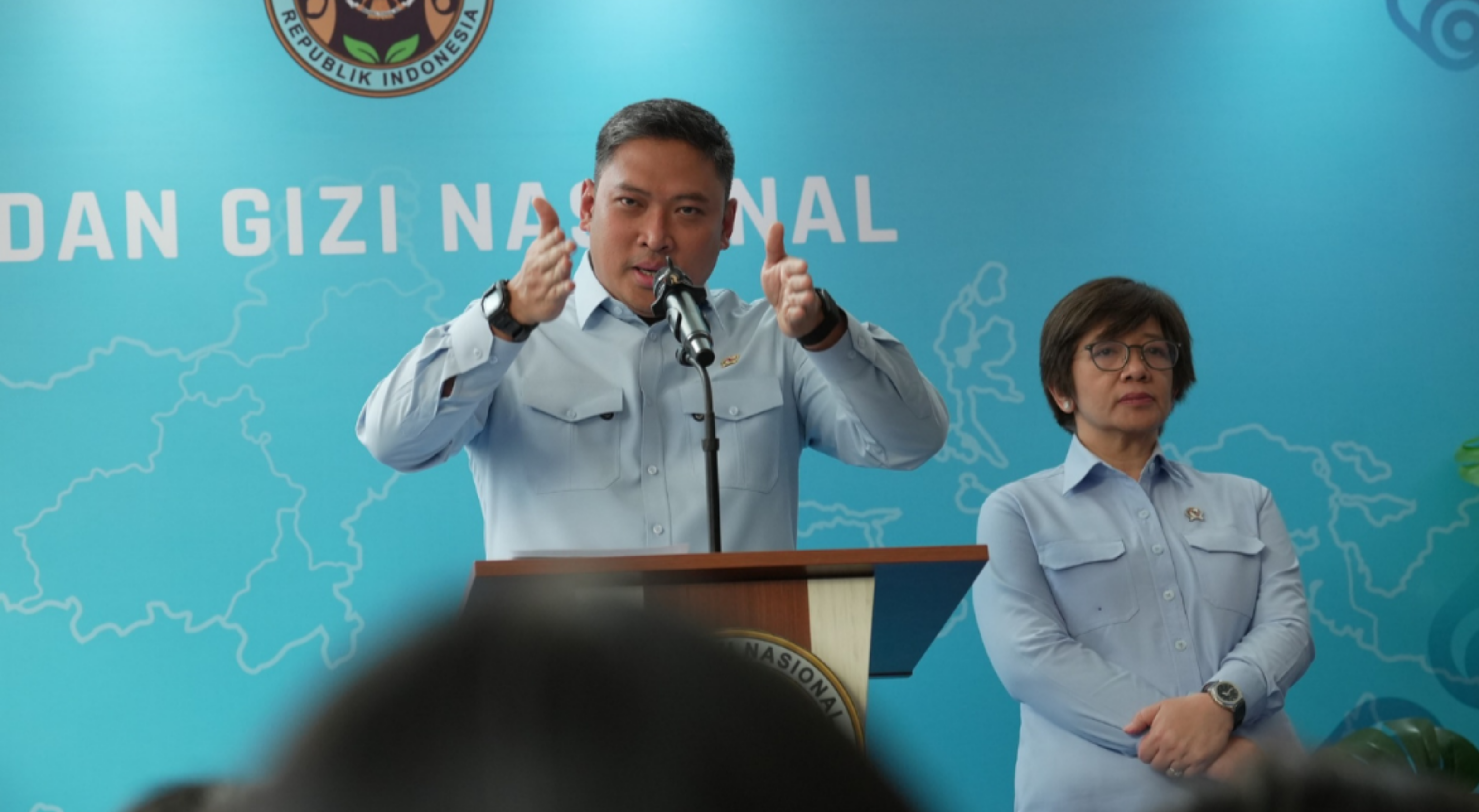 Kepala Badan Gizi Nasional (BGN) Sudaryono didampingi Wakil Kepala BGN Agustina Arumsari menyampaikan keterangan pers di kantor BGN Jakarta pada Jumat, 7 Agustus 2026. (IDNVoice/BGN)