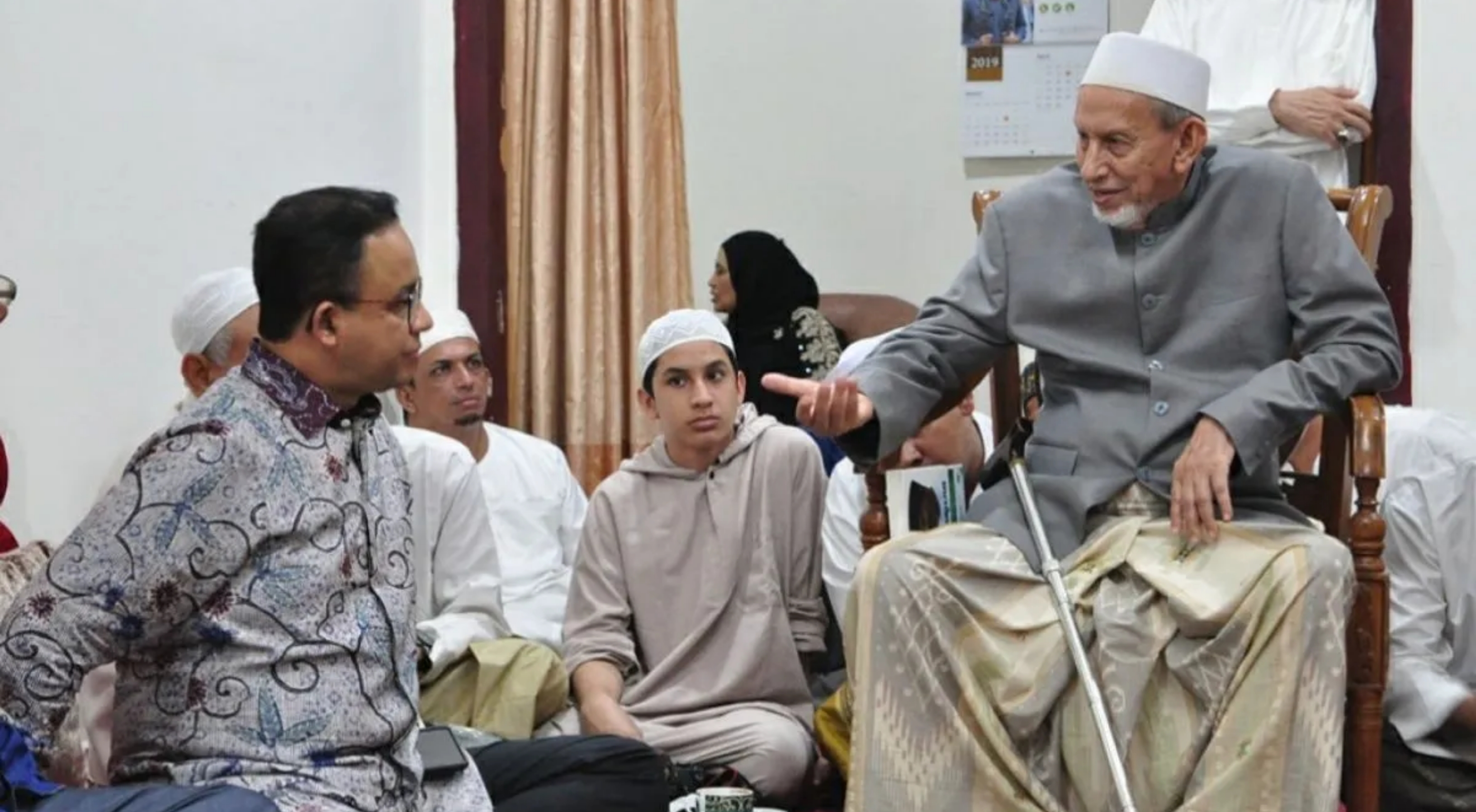 Anies Baswedan saat silaturahmi ke cucu pendiri Pendidikan Alkhairaat Habib Sayyid Idrus Bin Salim Aljufri (Guru Tua), Habib Saggaf Bin Muhammad Aljufri, di Palu pada Jumat, 14 Juni 2026. (IDNVoice/Arsip MAL)
