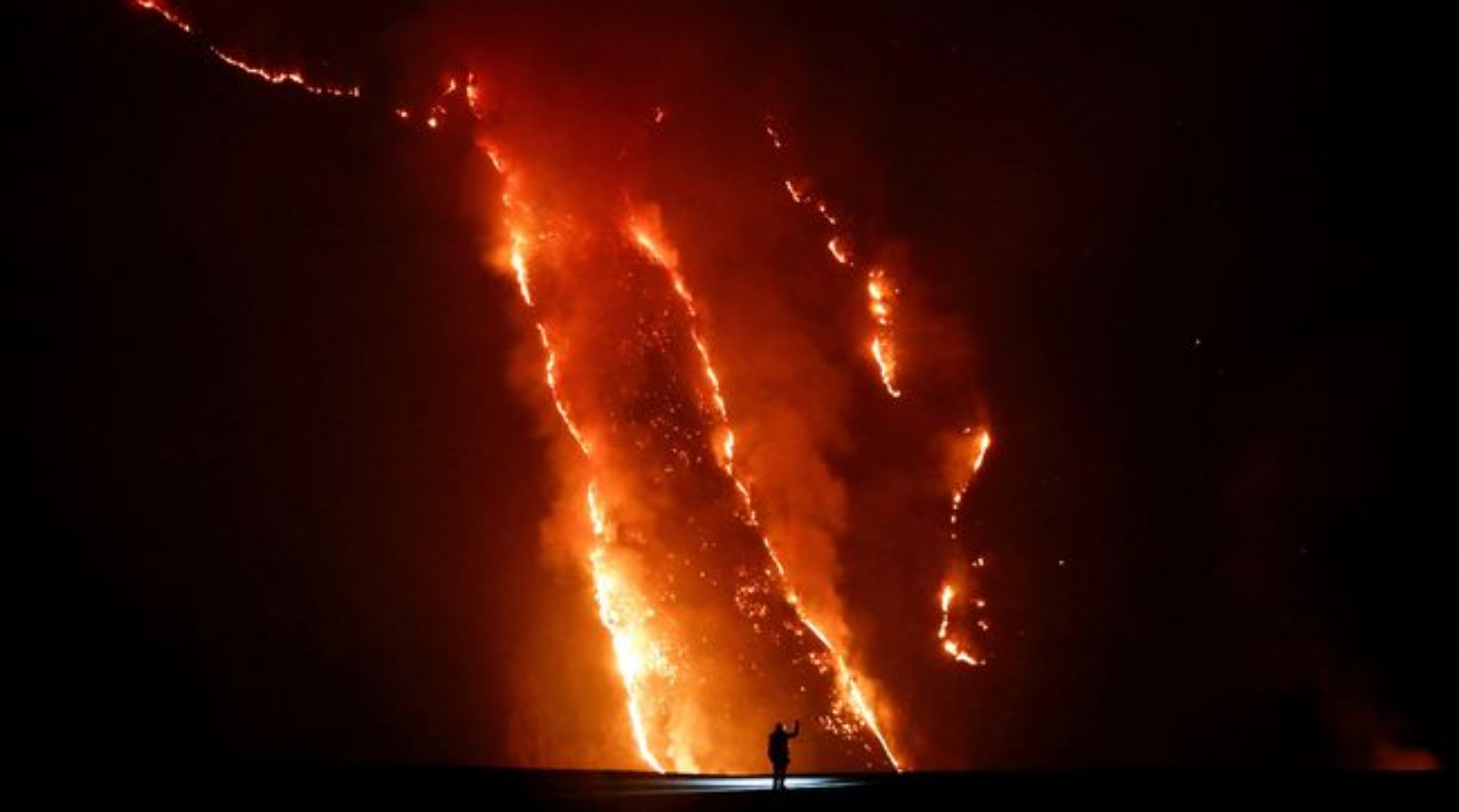 Taman Nasional Gunung Bromo kini ditutup untuk wisatawan. Potret terkini api dirilis oleh Reuters pada Senin, 10 Agustus 2026. Dalam salah satu foto Reuters, diperlihatkan bagaimana api menjalar pada Senin malam di Bromo. (IDNVoice/Reuters-Dipta Wahyu)
