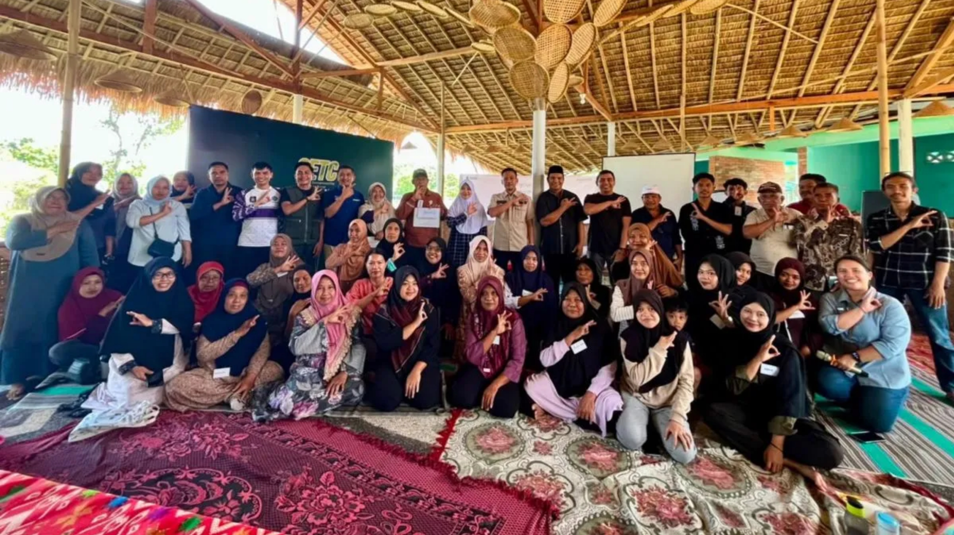 Foto bersama peserta pelatihan warga desa wisata di Lombok Tengah Provinsi NTB yang digelar ITDC dalam memperkuat pelayanan hospitality di desa wisata menjelang ajang MotoGP di Lombok Tengah pada Minggu, 9 Agustus 2026. (IDNVoice/Humas ITDC)