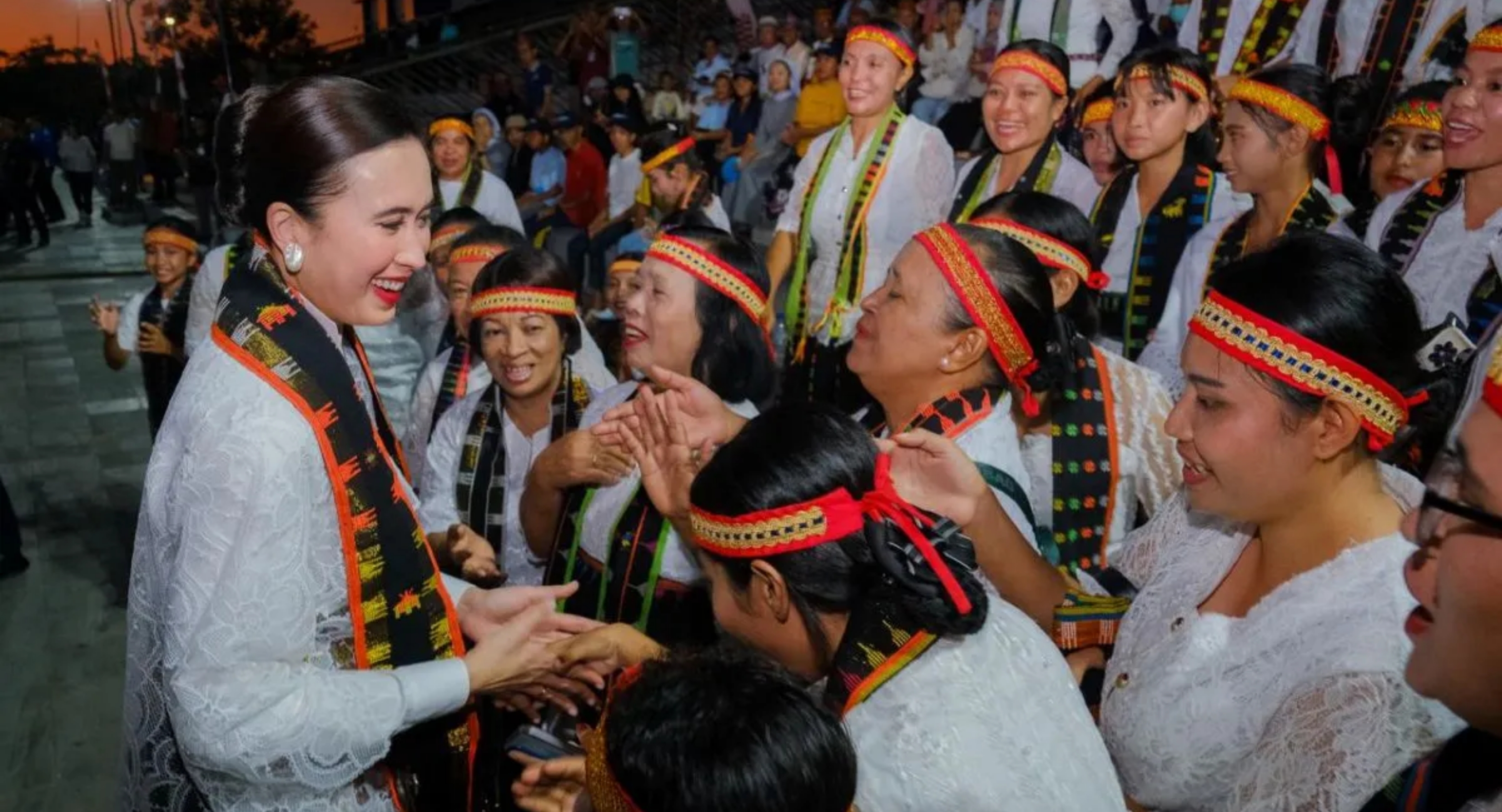  Menteri Pariwisata Widiyanti Putri Wardhana saat menyapa masyarakat dalam Festival Golo Koe 2026 di Kawasan Waterfront City, Labuan Bajo, Nusa Tenggara Timur pada 10, Agustus 2026. (IDNVoice/Kemenpar)
