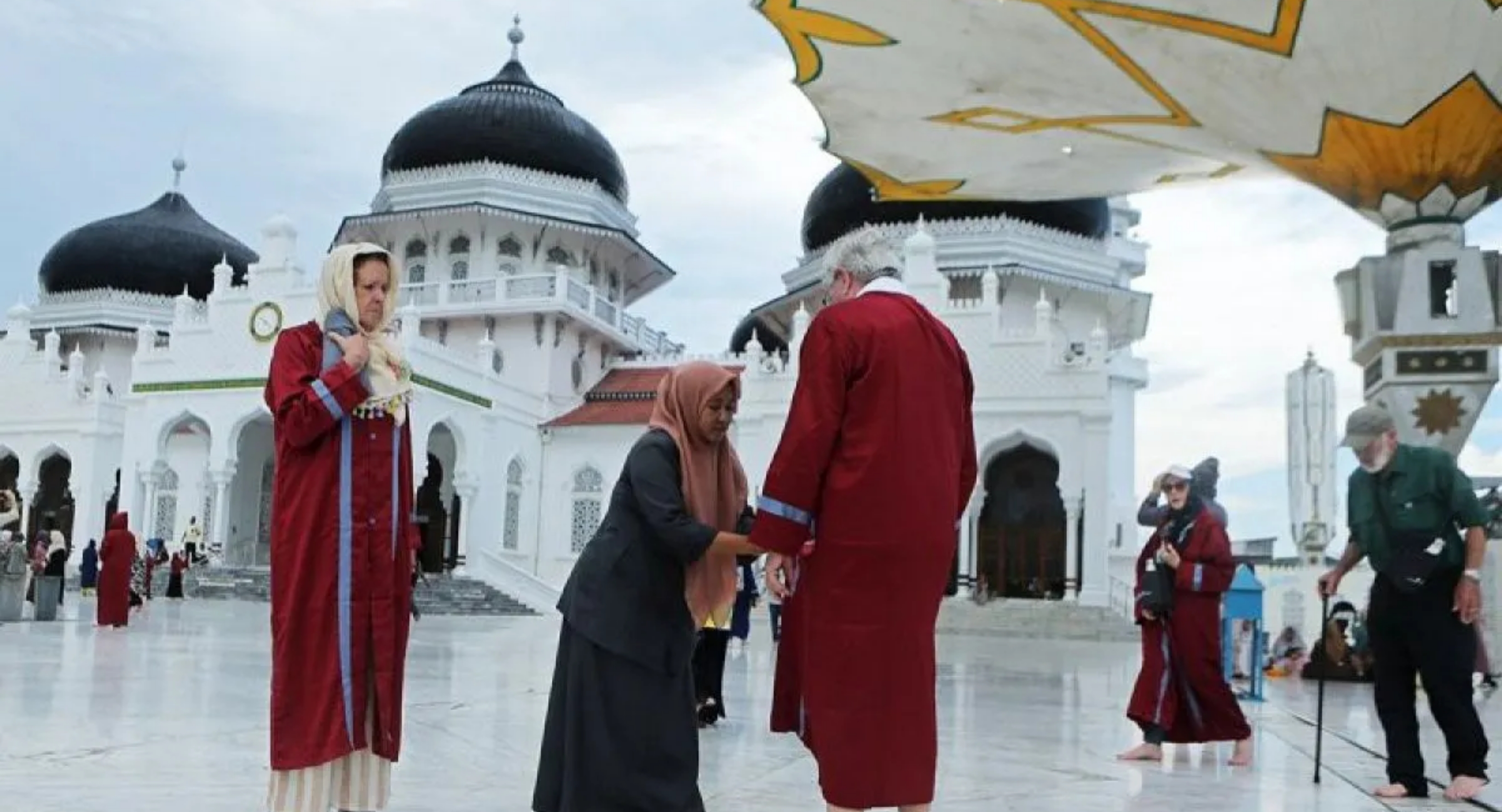Wisatawan mancanegara dari kapal pesiar MV Le Jacques Cartier berbendera Prancis menikmati kunjungan ke Banda Aceh setelah kapal bersandar di Pulau Sabang. Para wisatawan mendapat pelayanan petugas saat menjelajahi salah satu ikon sejarah dan religi Aceh, Masjid Raya Baiturrahman. (IDNVoice/Antara Foto-Ampelsa)