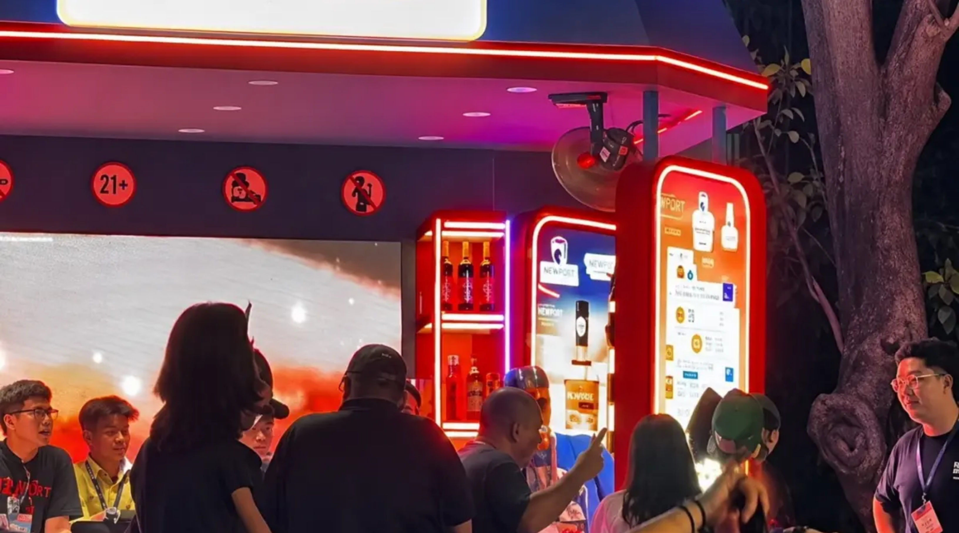 Sejumlah pengunjung festival musik saat menggelar game hafalan Al Quran dengan hadiah minuman keras di salah satu both sponsor event. (IDNVoice/JP-Istimewa)
