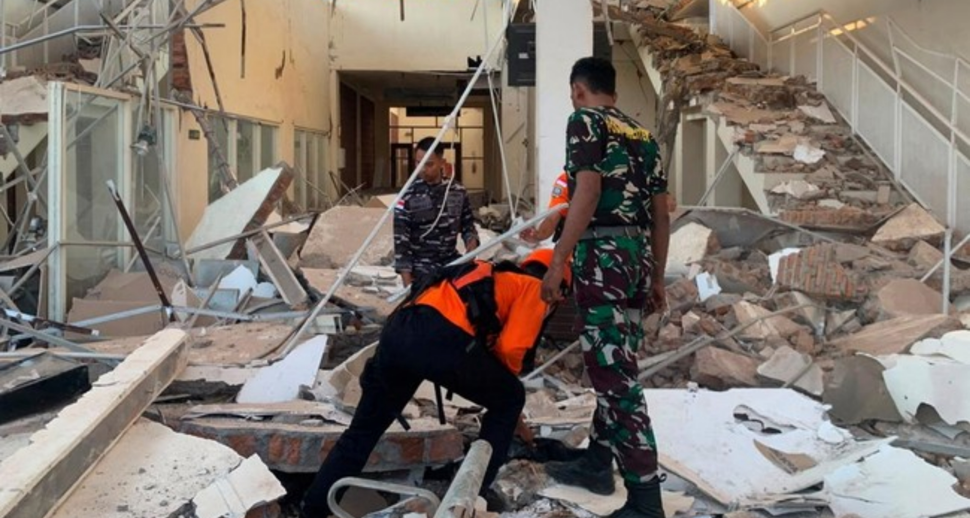 Gempa telah merusak puluhan bangunan di beberapa daerah di Flores seperti Maumere dan Ruteng dan Labuan Bajo. (IDNVoice/Basarnas)