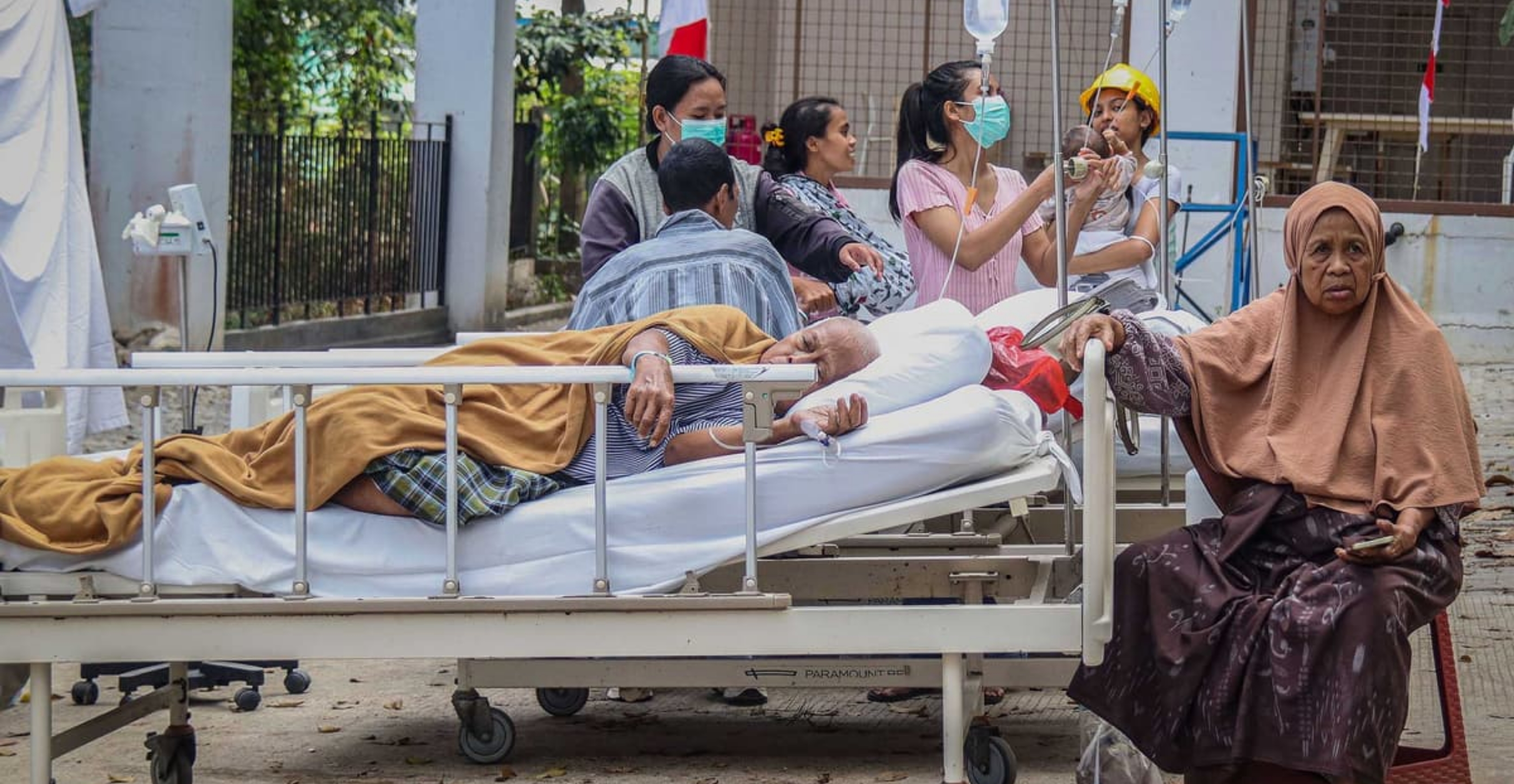 Sejumlah pasien terdampak gempa dievakuasi di halaman RS Siloam Labuan Bajo, Manggarai Barat, NTT pada Sabtu, 15 Agus 2026. (IDNVoice/Antara Foto)