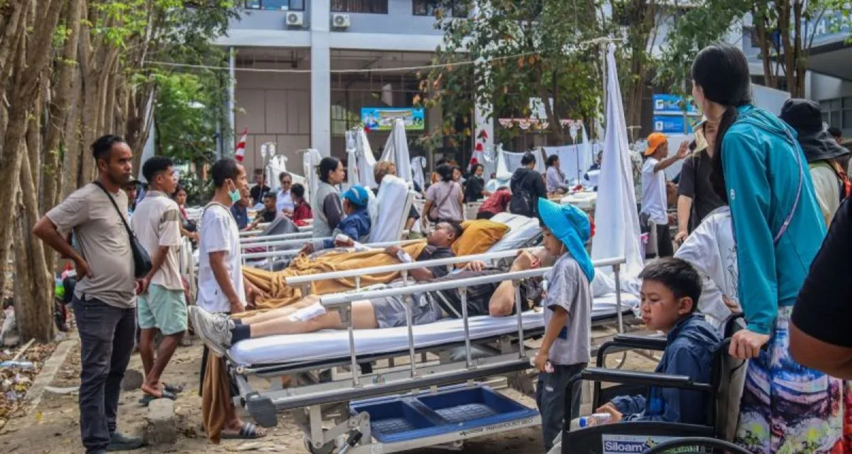 Sejumlah pasien terdampak gempa bumi berkekuatan 6,2 magnitudo dievakuasi di halaman RS Siloam Labuan Bajo, Manggarai Barat, NTT pada Sabtu, 15 Agustus 2026. (IDNVoice/Antara Foto-Gecio Viana)