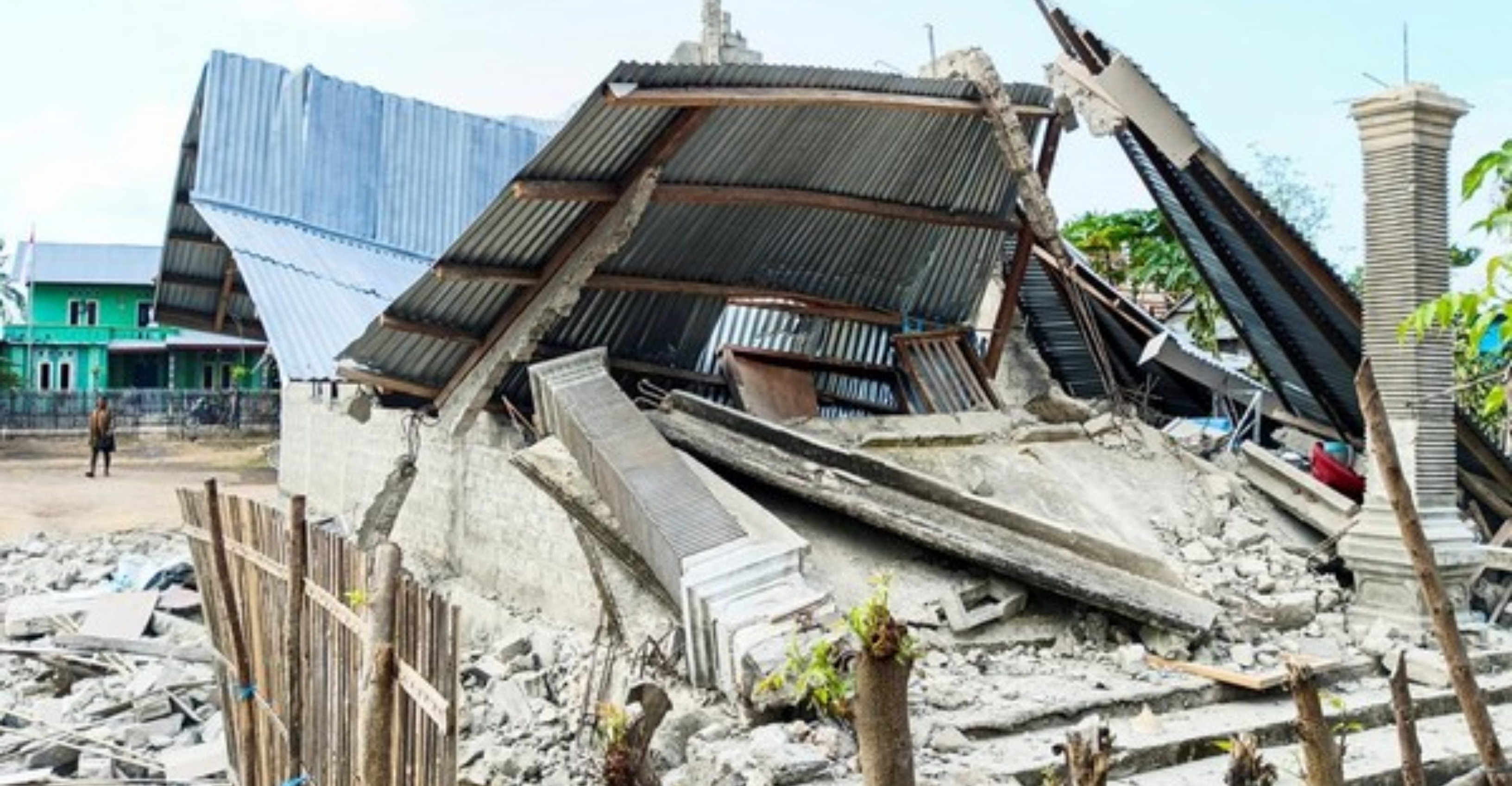 Salah satu rumah warga terlihat rusak parah setelah terdampak guncangan gempa NTT. (IDNVoice/Reuters)