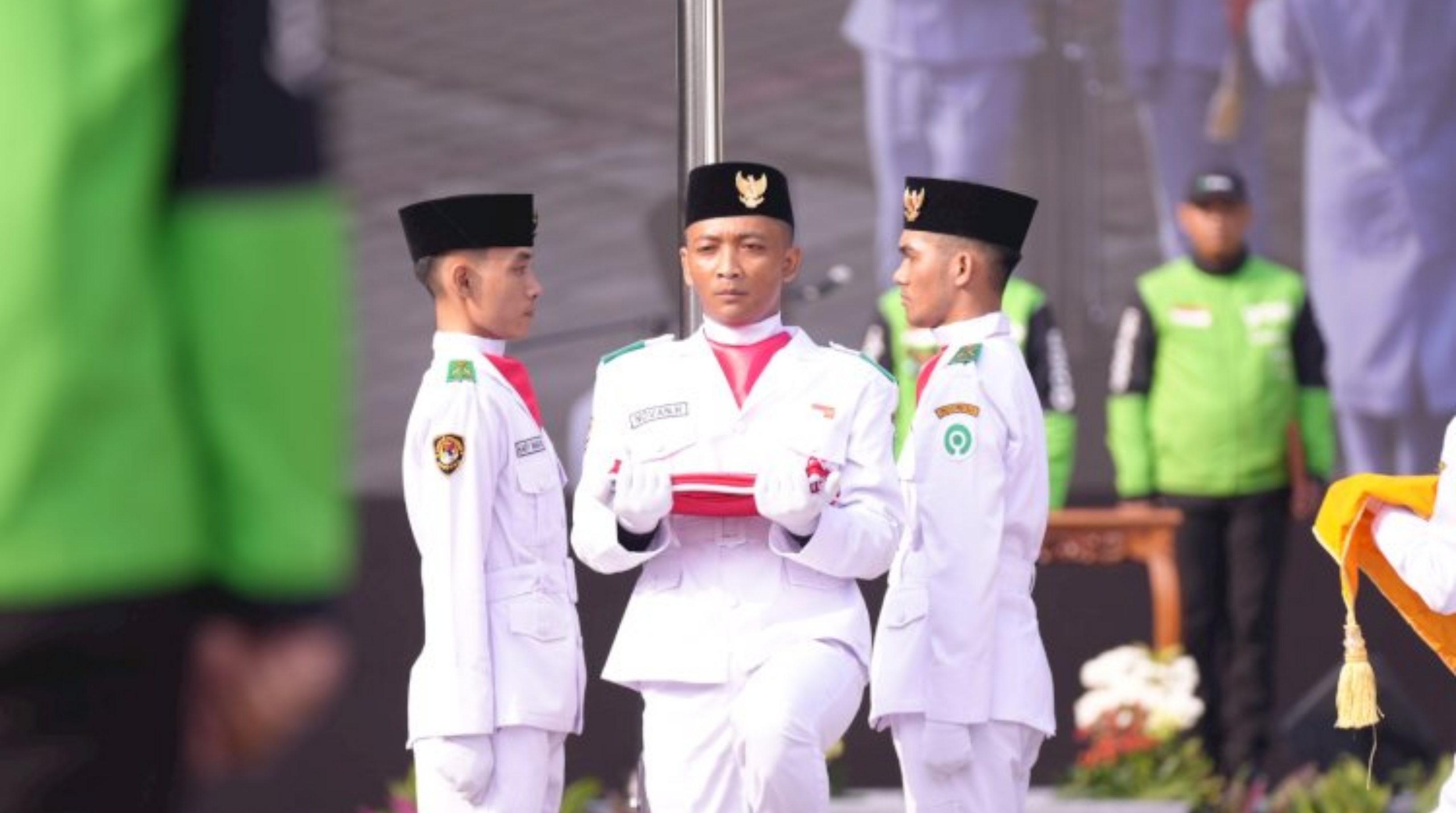 Sebanyak 47 mitra driver Gojek dari berbagai daerah mendapat kesempatan menjadi Pasukan Pengibar Bendera Merah Putih dalam peringatan HUT ke-81 RI di Cibis Park, Cilandak, Jakarta Selatan pada Senin, 17 Agustus 2026. (IDNVoice/PL-Istimewa)