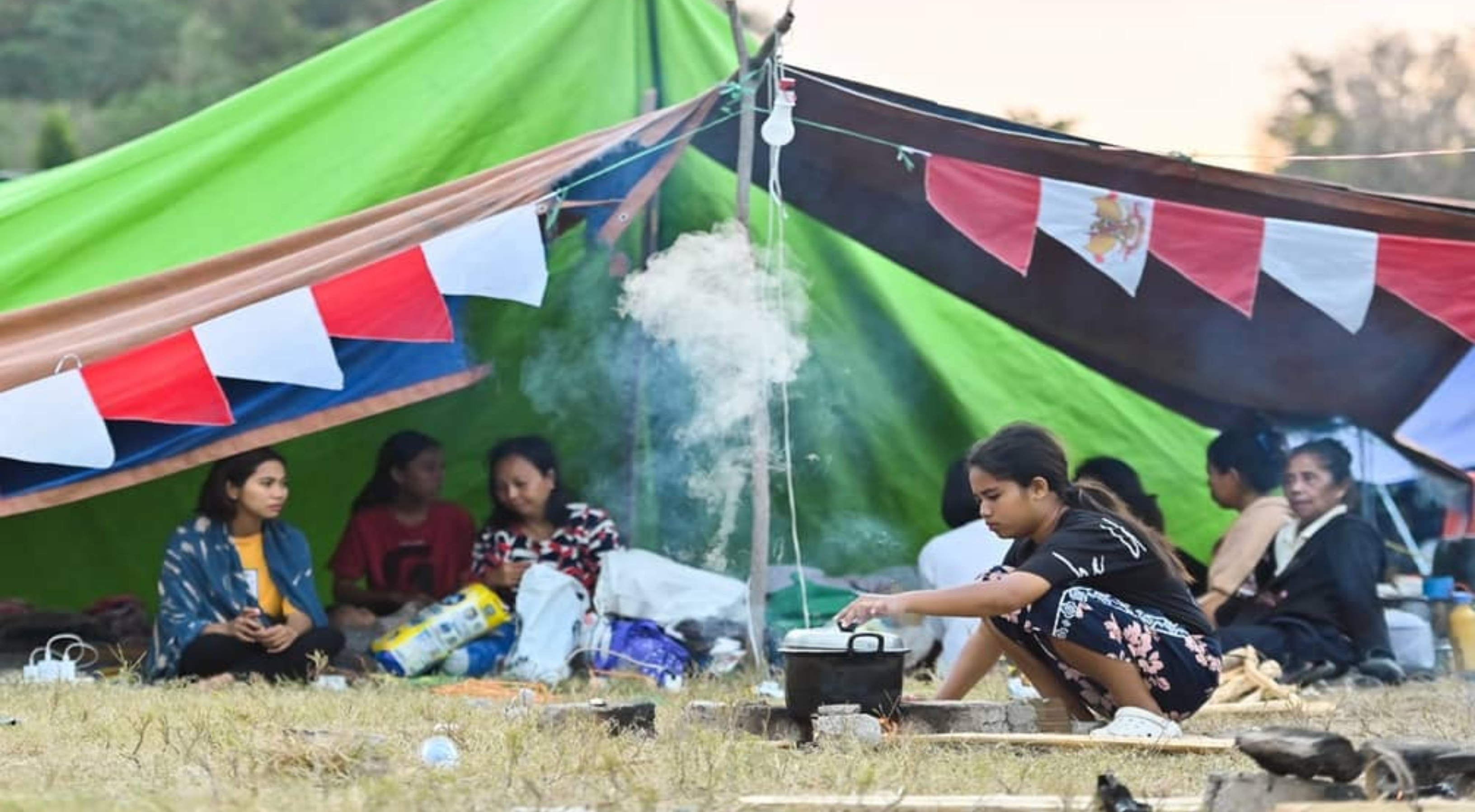 Warga memasak di posko pengungsian korban gempa bumi NTT di Lapangan Barangkolong, Reo, NTT pada Senin, 17 Agustus 2026. (IDNVoic/Antara Foto)