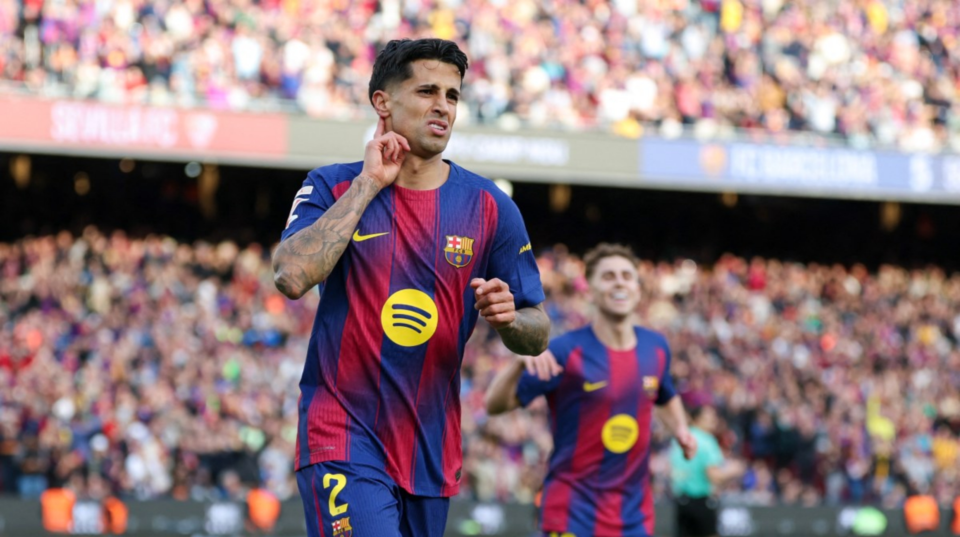 Joao Cancelo merayakan gol kelima timnya dalam pertandingan sepak bola Liga Spanyol antara FC Barcelona dan Sevilla FC di Stadion Camp Nou, Barcelona, pada 15 Maret 2026. (IDNVoice/Getty Images)