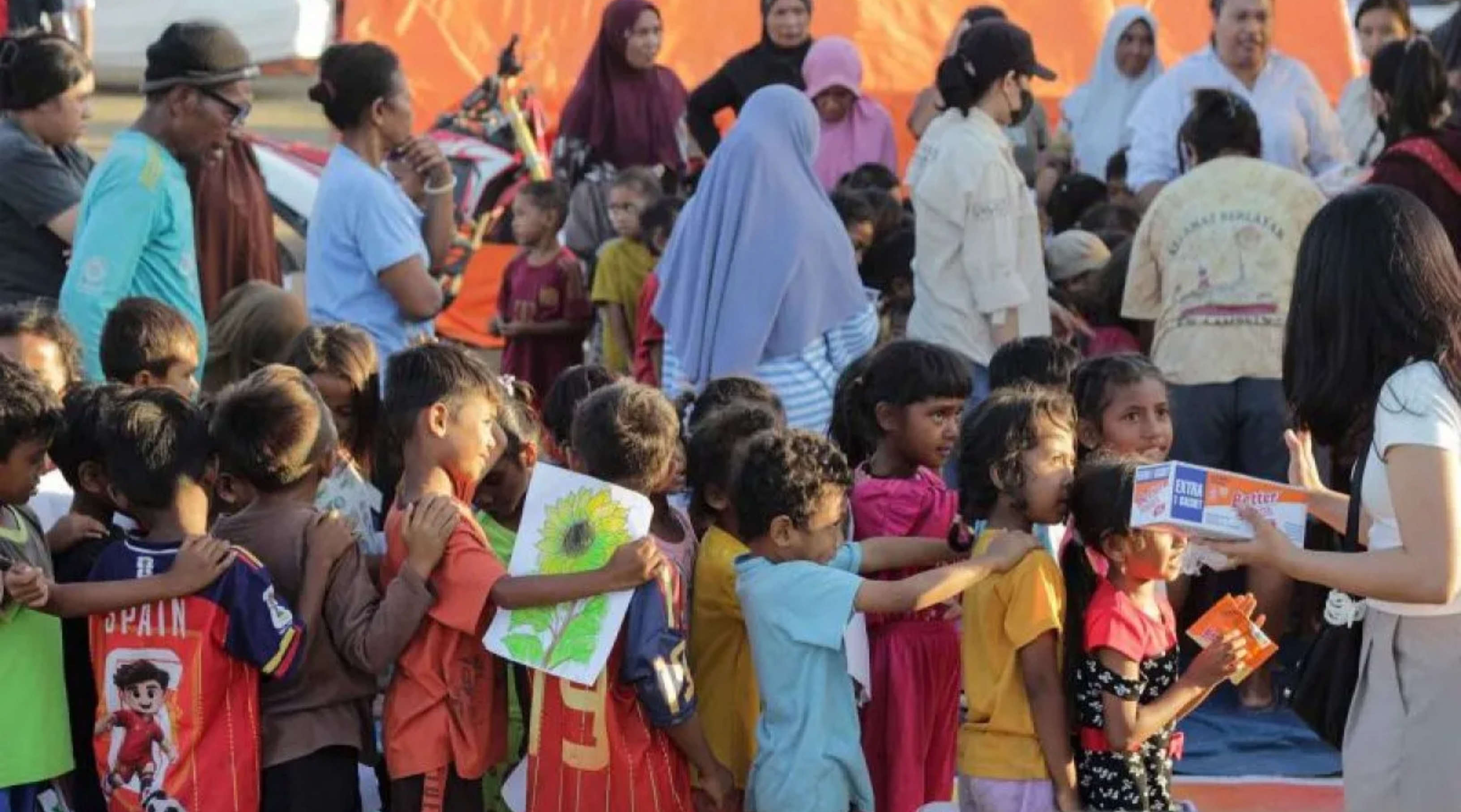 Sejumlah anak korban gempa bumi mengantre untuk mengikuti lomba memeriahkan HUT ke-81 RI di lokasi pengungsian Gelora Samador Maumere, Kabupaten Sikka, Nusa Tenggara Timur pada Senin, 17 Agustus 2026. (IDNVoice/Antara Foto)