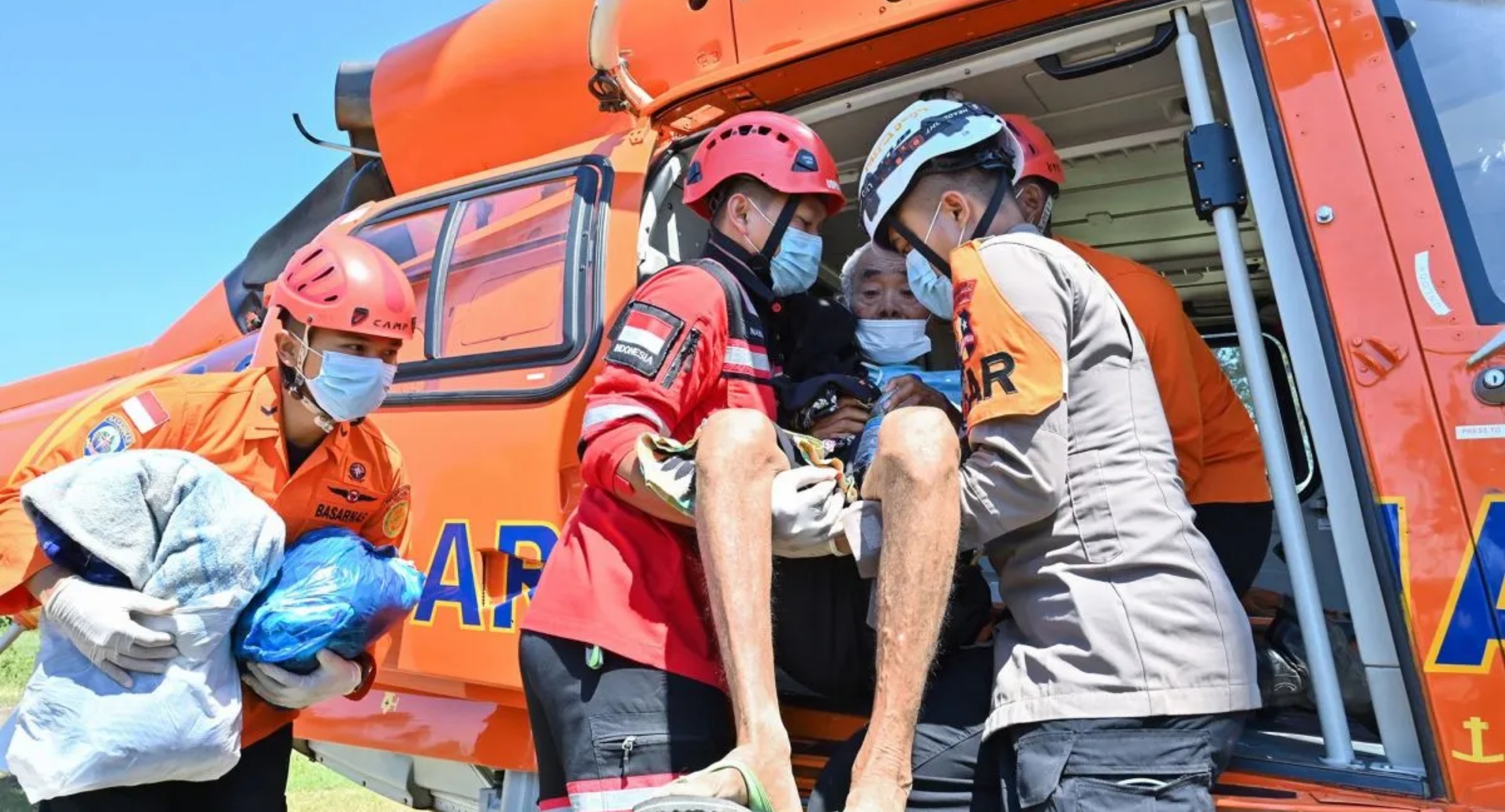 Iluustrasi: Petugas mengevakuasi korban gempa di Ronting, Lamba Leda, Manggarai Timur, Nusa Tenggara Timur. (IDNVoice/Antara Foto)