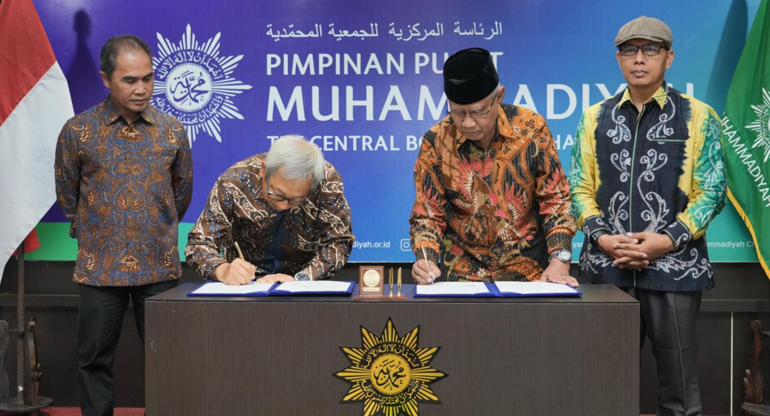Penandatanganan Memorandum of Understanding (MoU) Pimpinan Pusat Muhammadiyah dengan PT Indosat Tbk terkait transformasi digital. (IDNVoice/Muhammadiyah)