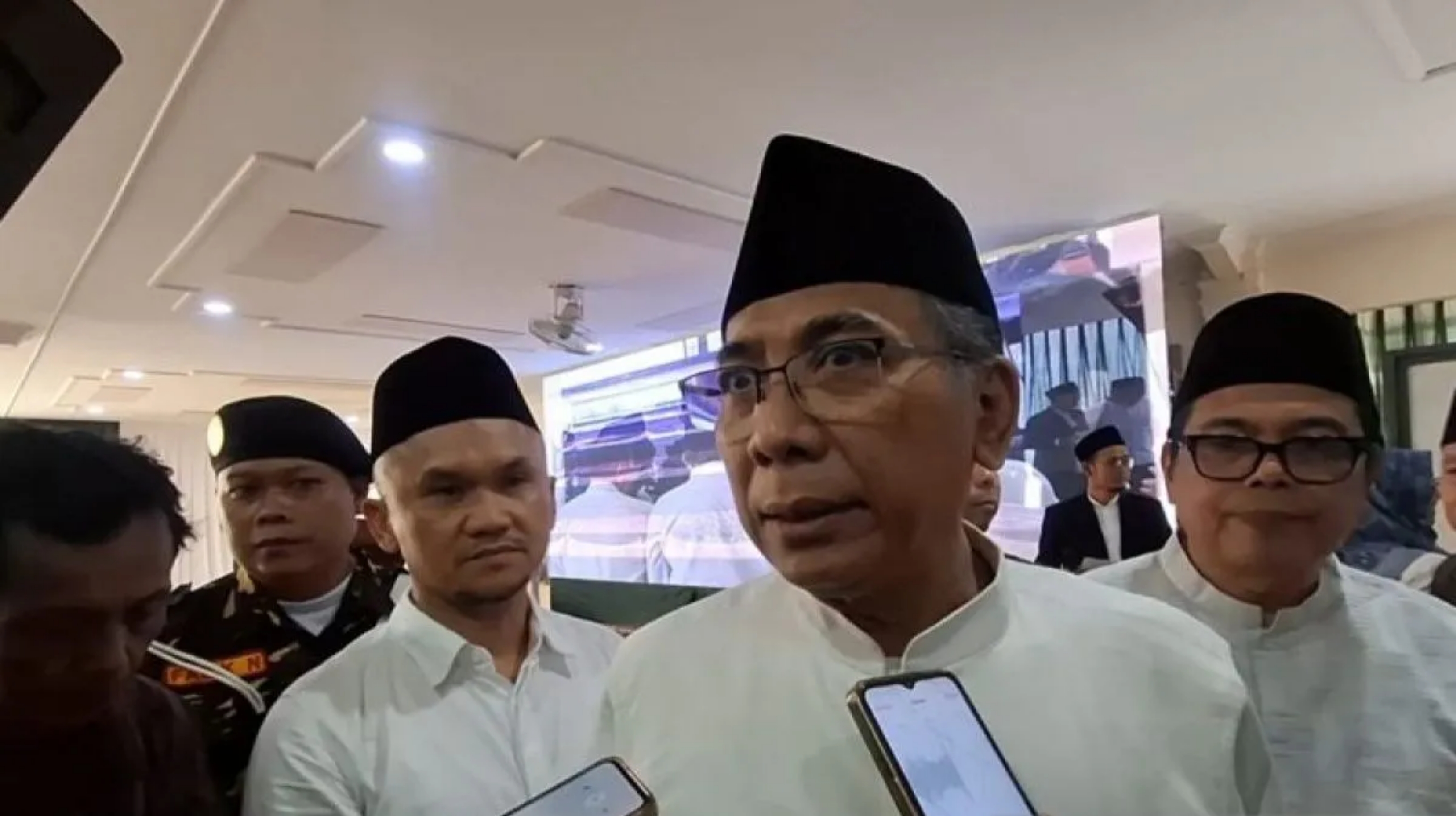 Ketua Umum Pengurus Besar Nahdlatul Ulama (PBNU) Yahya Cholil Staquf saat diwawancarai media di Kabupaten Bandung, Jawa Barat pada Jumat, 21 Agustus 2026. (IDNVoice/Antara Foto-Ilham Nugraha)