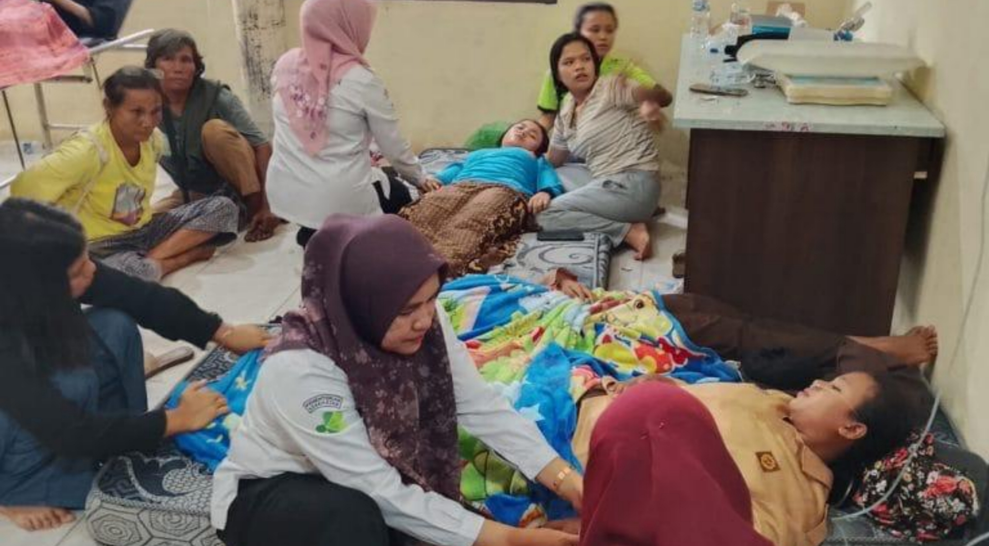 Petugas medis dari Muhammadiyah Disaster Management Center (MDMC) memeriksa korban gempa di Dampek, Lamba Leda Utara, Manggarai Timur, Nusa Tenggara Timur (NTT) pada Sabtu, 22 Agustus 2026. (IDNVoice/Antara Foto)