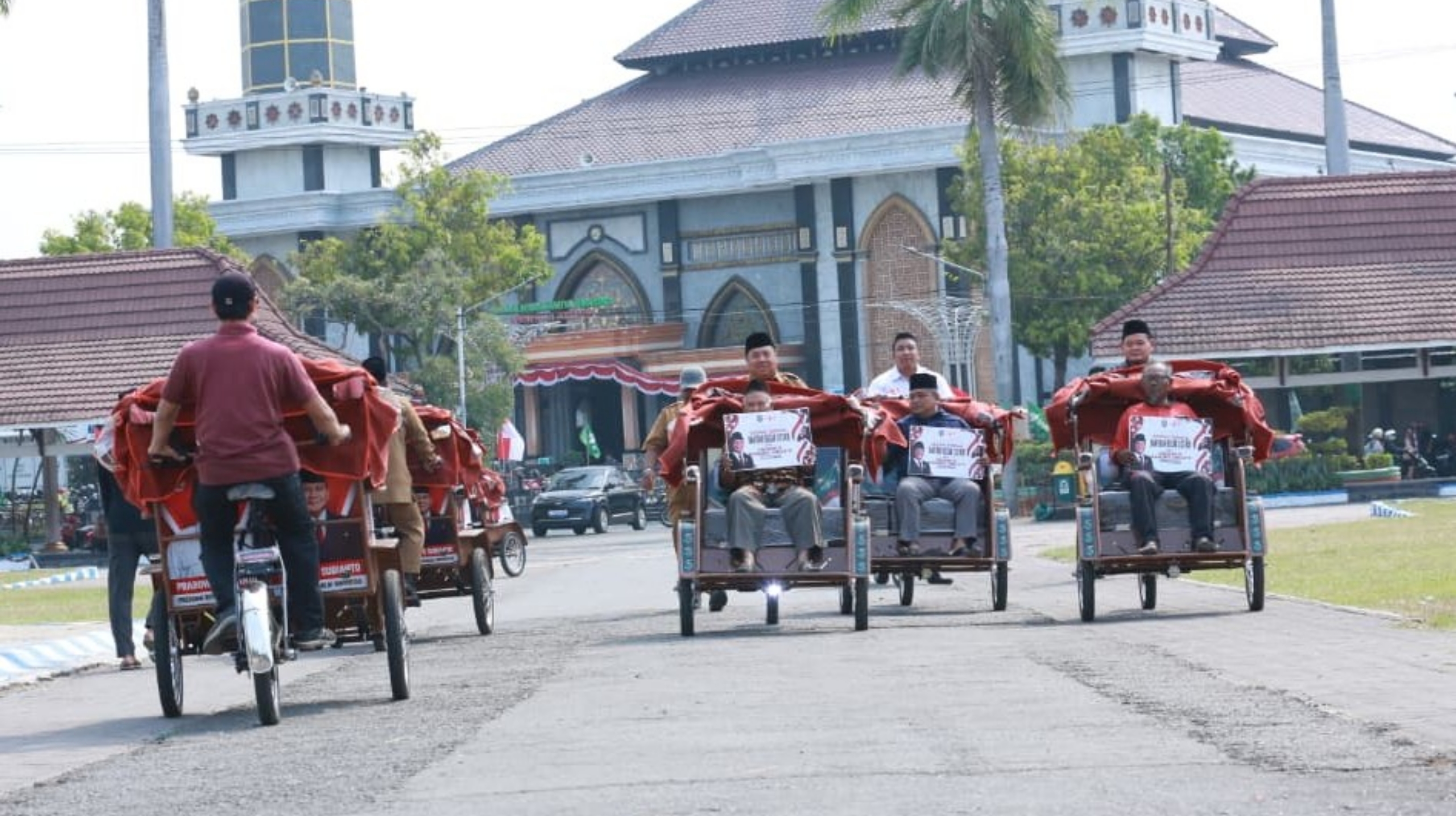 Sebanyak 200 unit becak listrik disalurkan melalui Yayasan Gerakan Solidaritas Nasional (GSN) kepada para pengayuh becak lokal. (IDNVoice/Tambakberas)