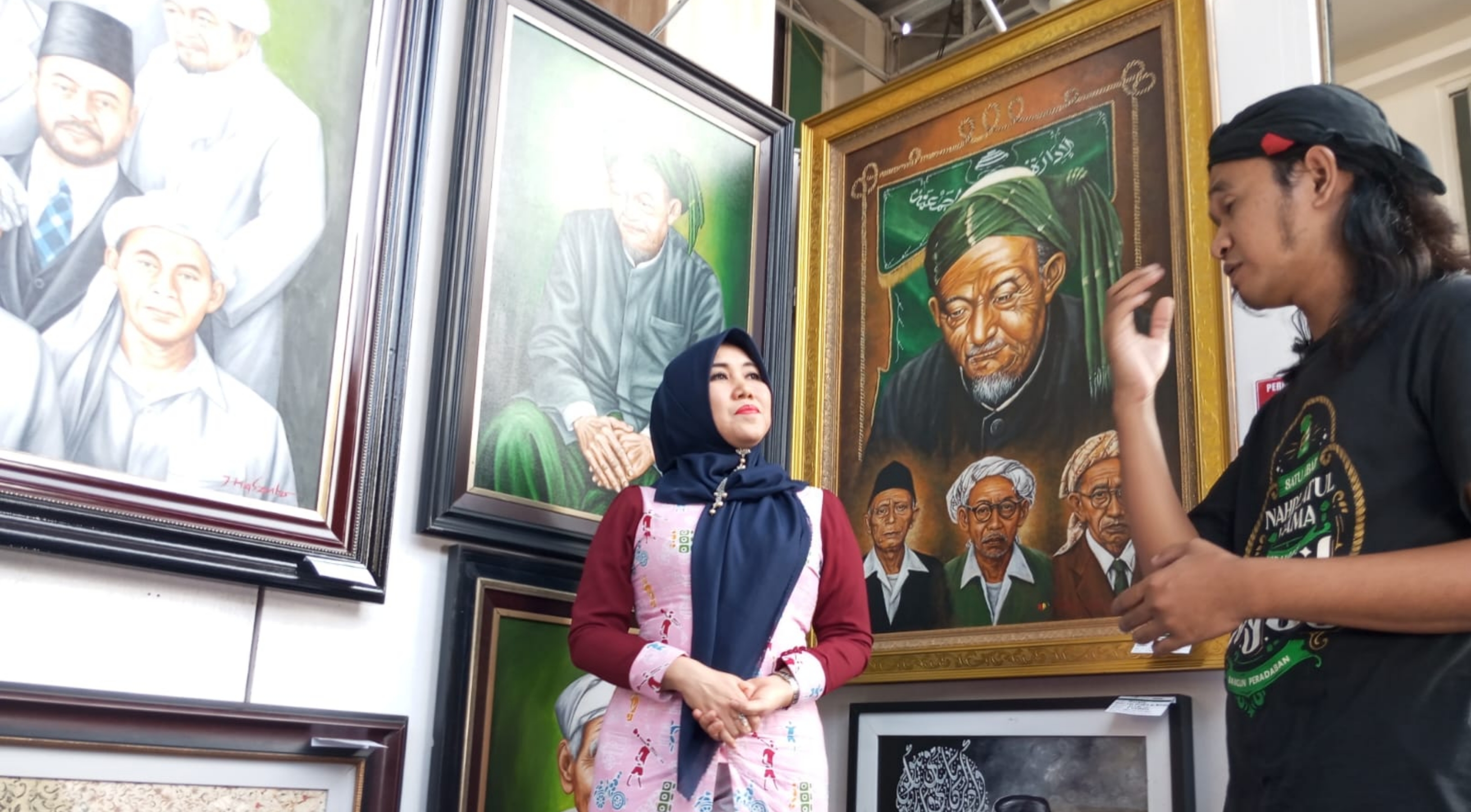 Anggota MPR/DPD RI asal Jawa Timur, Lia Istifhama, menyempatkan diri meninjau langsung galeri lukisan di kawasan Pondok Pesantren Bahrul Ulum Tambakberas pada Senin, 24 Agustus 2026. (IDNVoice/Tambakberas)