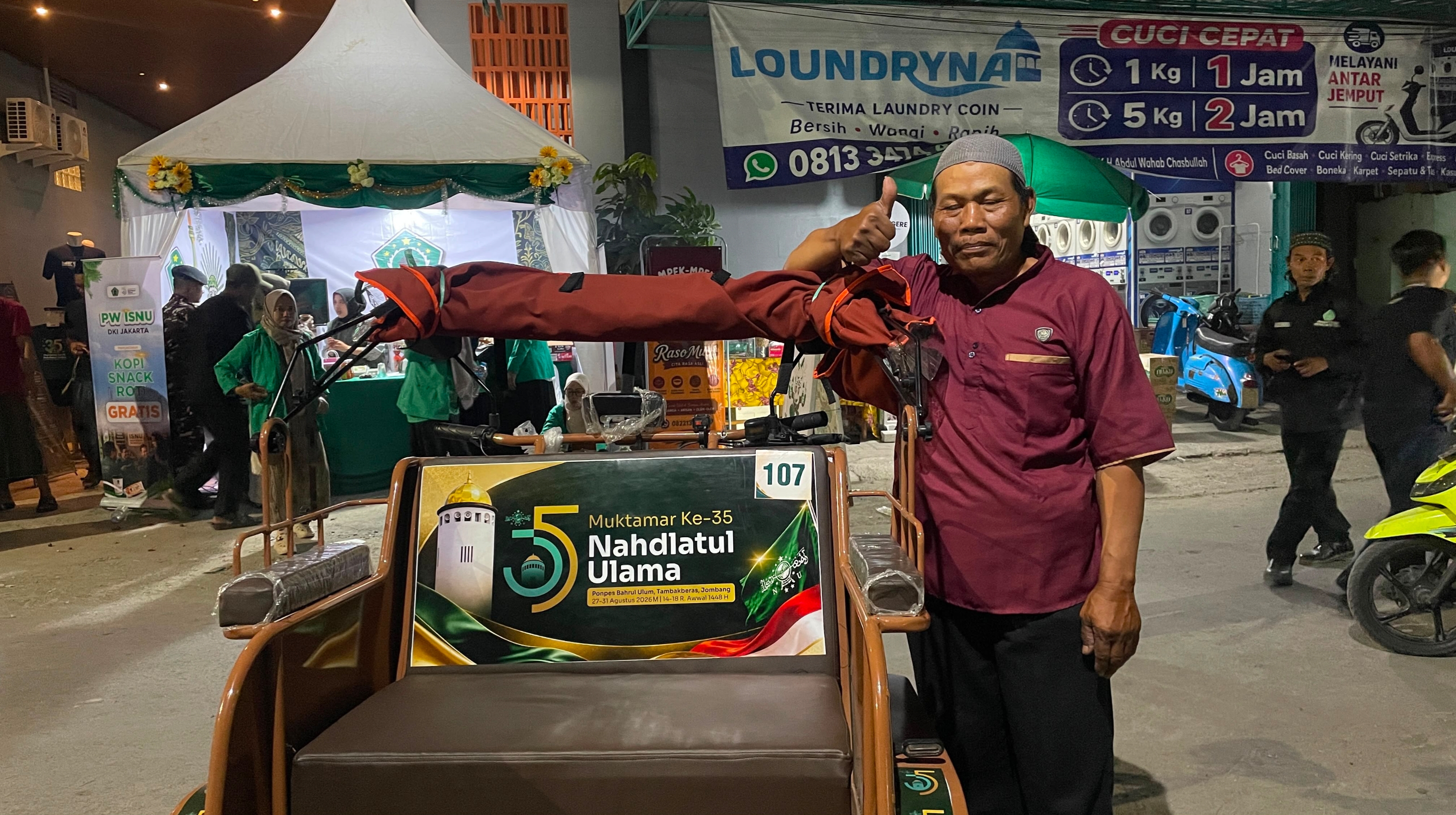 Pengemudi becak listrik gratis di Muktamar ke-35 NU, Riyono. (IDNVoice/Tambakberas)