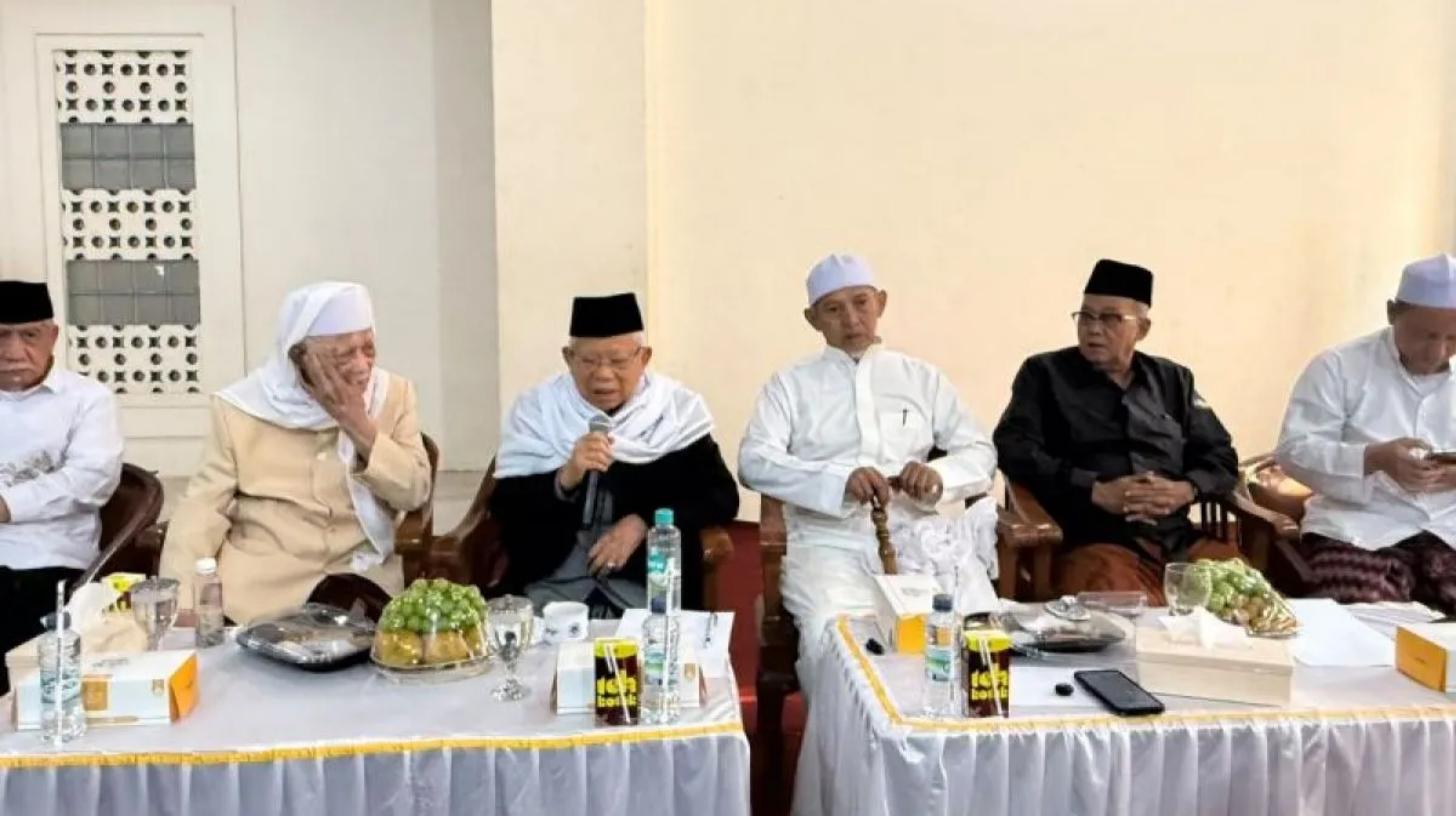 Mustasyar PBNU K.H. Ma`ruf Amin usai pertemuan para kiai sepuh di Pondok Pesantren Lirboyo, Kota Kediri, Jawa Timur pada Rabu, 26 Agustus 2026. (IDNVoice/PBNU)