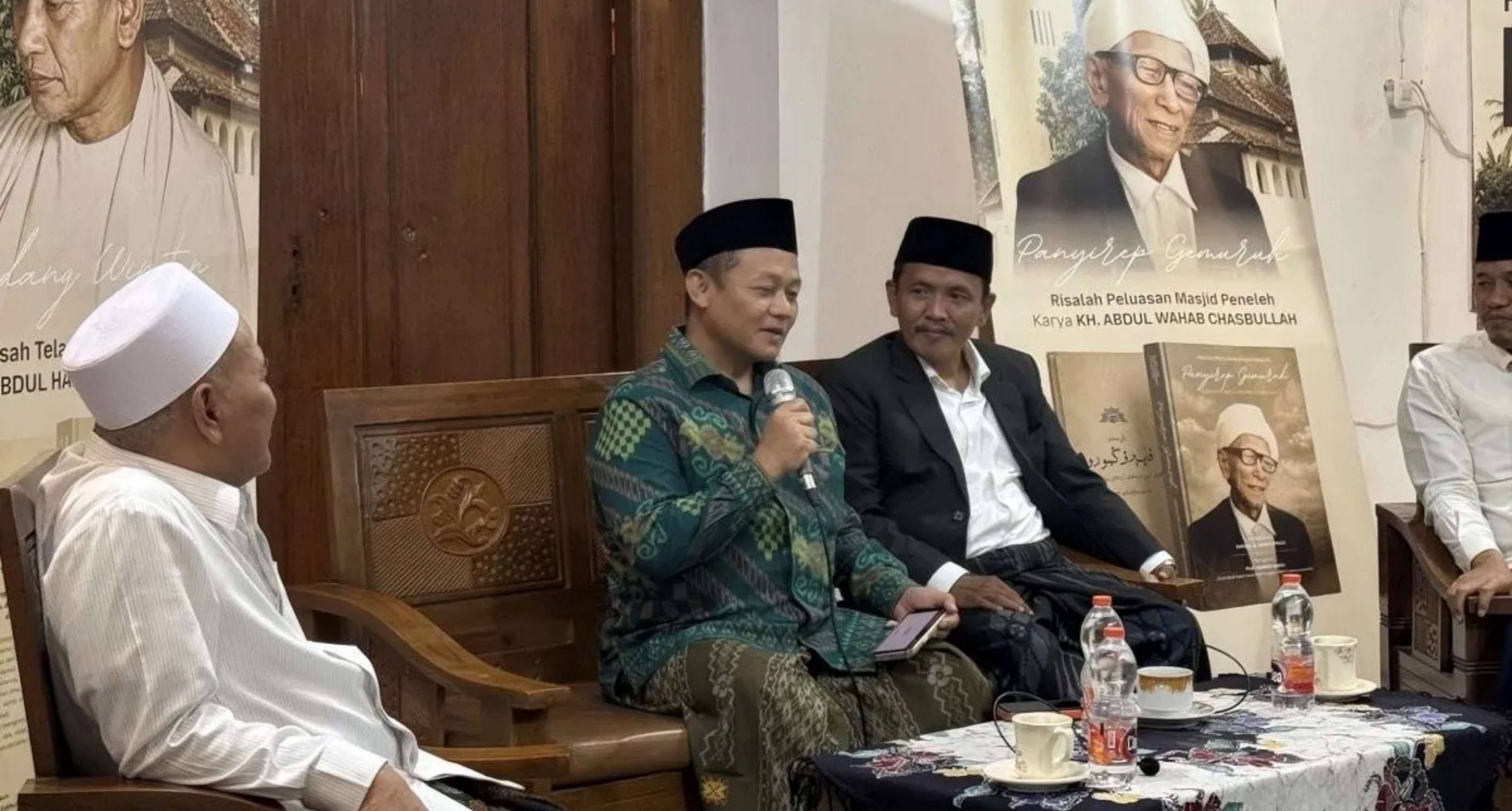 Sekretaris Jenderal Partai Golkar Sarmuji (kedua kiri) berbicara dalam 
