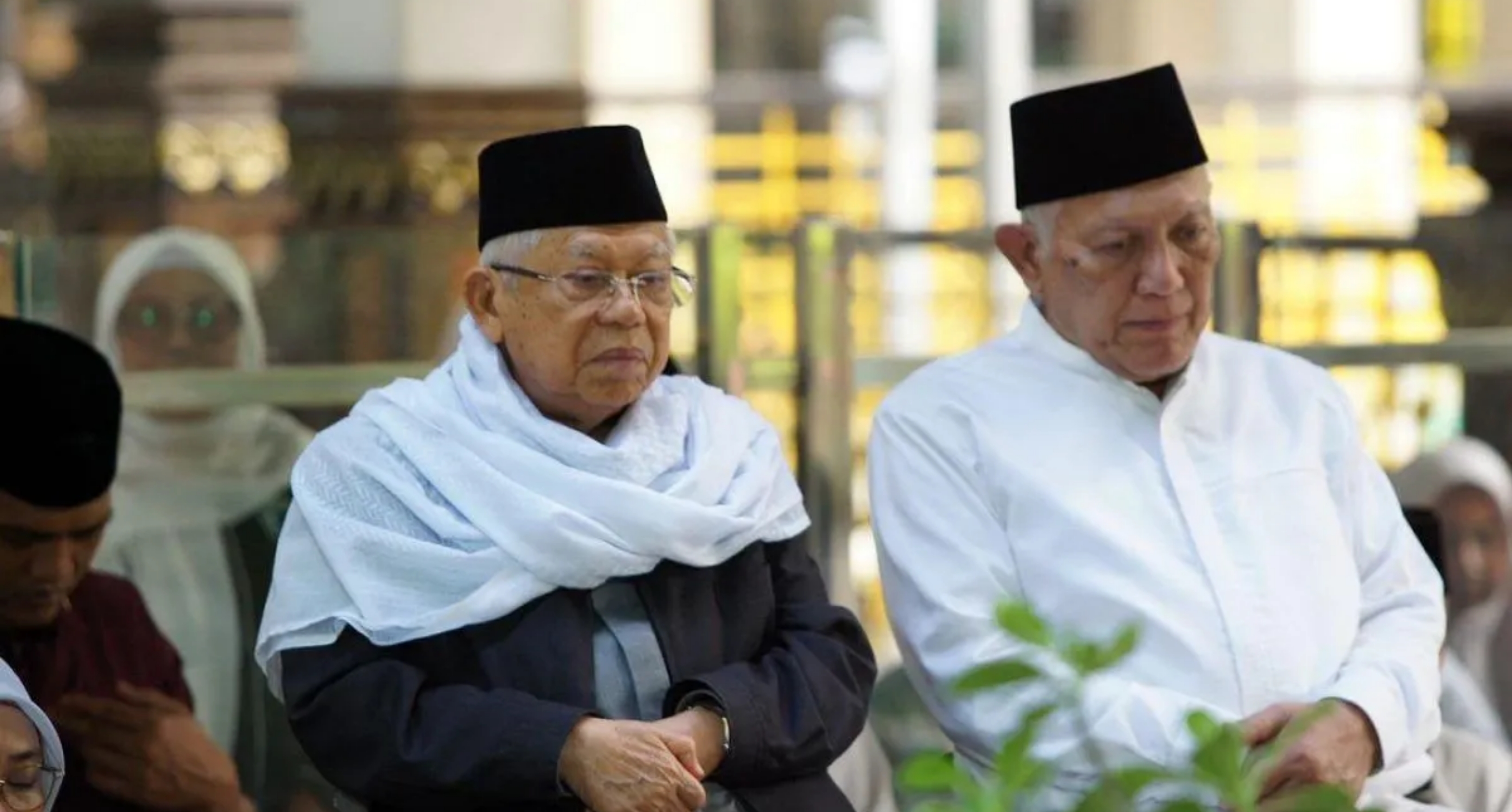 Calon Ketua Umum Pengurus Besar Nahdlatul Ulama (PBNU) K.H. Abdul Hakim Mahfudz atau Gus Kikin bersama Wakil Presiden Ke-13 RI K.H. Ma`ruf Amin berziarah ke makam pendiri NU Hadratussyekh K.H. Hasyim Asy`ari di kompleks Pondok Pesantren Tebuireng, Jombang, Jawa Timur pada Rabu, 26 Agustus 2026. (IDNVoice/DK-Istimewa)