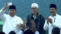 Prabowo Terima Kartanu dari PBNU Saat Tutup Muktamar ke-35 NU