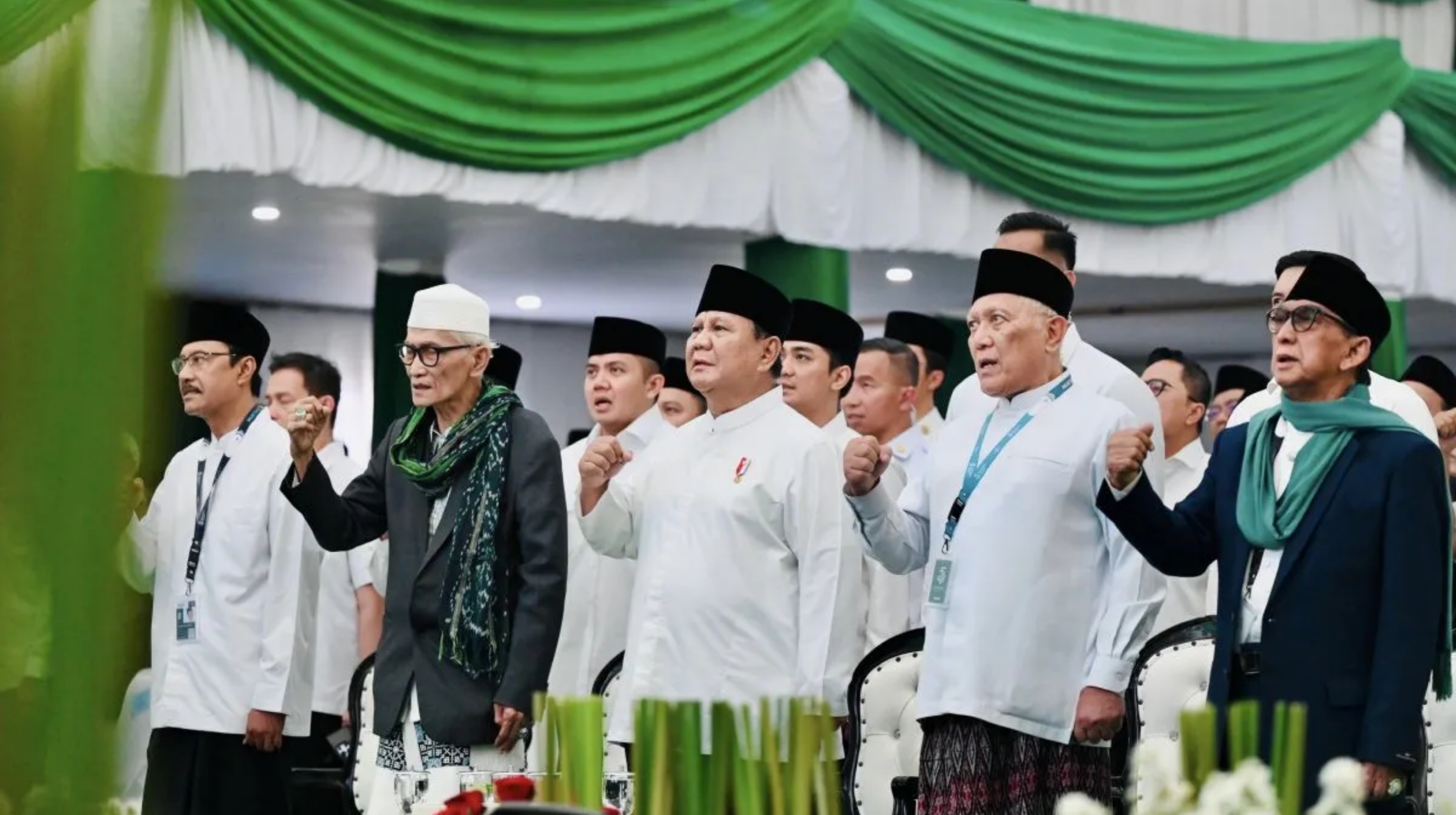 Presiden Prabowo Subianto (tengah) menghadiri acara penutupan Muktamar Ke-35 NU di Tambakberas, Jombang, Jawa Timur pada Senin, 31 Agustus 2026. (IDNVoice/BPMI Setpres)
