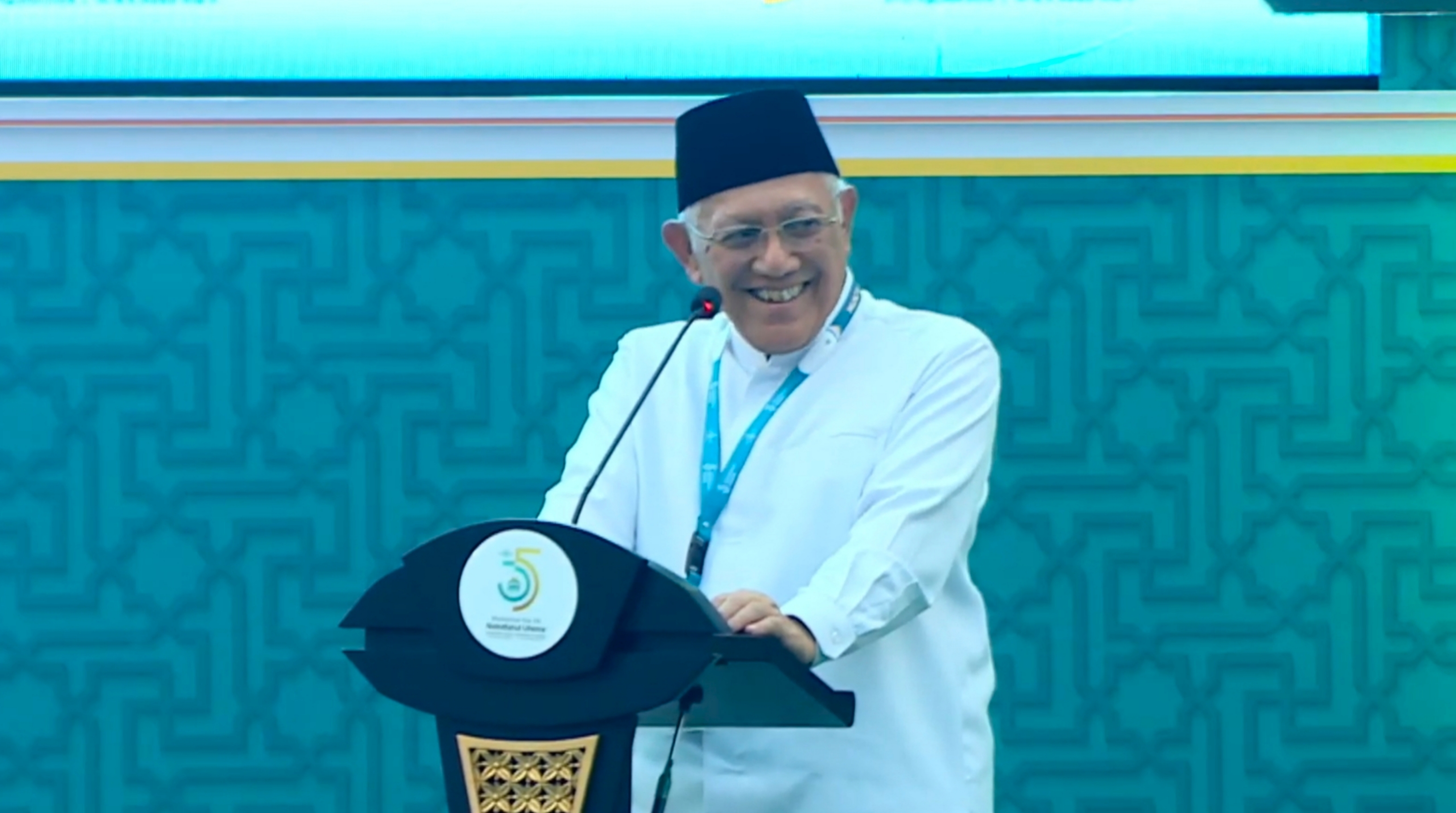 Ketua Umum PBNU terpilih, K.H. Abdul Hakim Mahfudz alias Gus Kikin saat diwawancara oleh awak media. (IDNVoice/TBI)