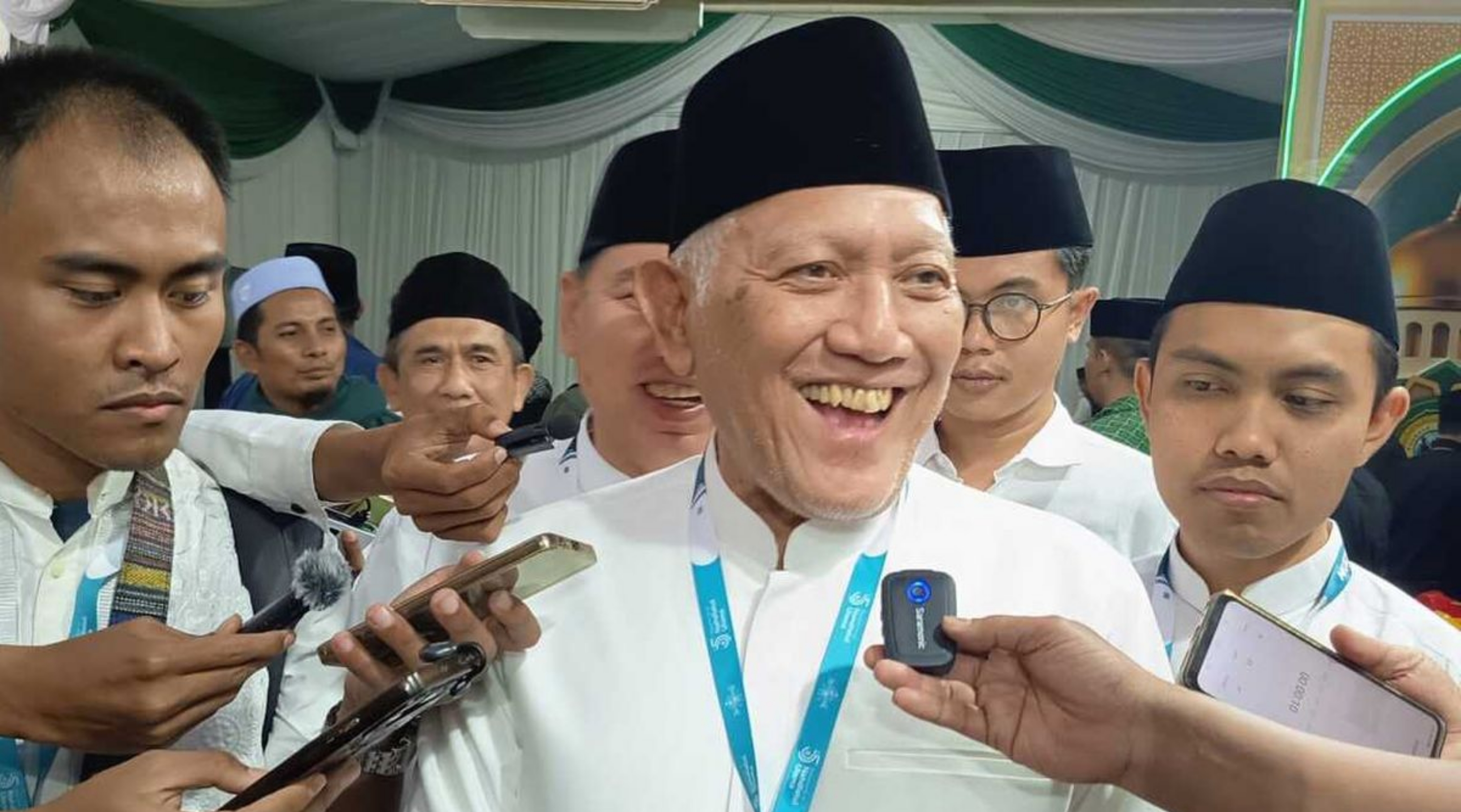 Ketua Umum PBNU terpilih, K.H. Abdul Hakim Mahfudz alias Gus Kikin saat diwawancarai awak media di arena Muktamar ke-35 NU. (IDNVoice/Kompas Foto)