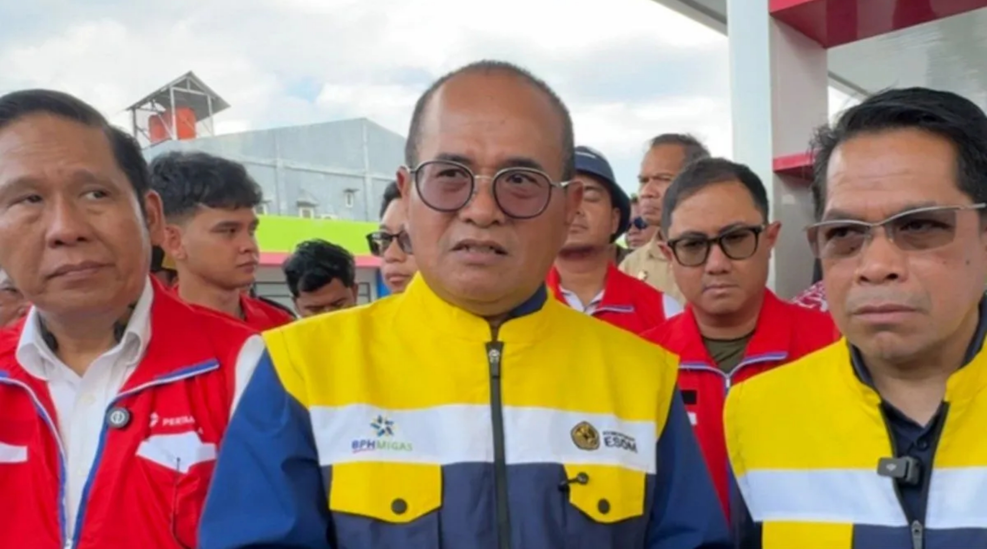 Kepala BPH Migas Wahyudi Anas, Direktur Jenderal Minyak dan Gas Bumi Kementerian ESDM Laode Sulaeman, serta Direktur Pemasaran Korporat Pertamina Patra Niaga Alimuddin Baso di Muna Barat pada Jumat, 4 September 2026. (IDNVoice/Antara Foto)