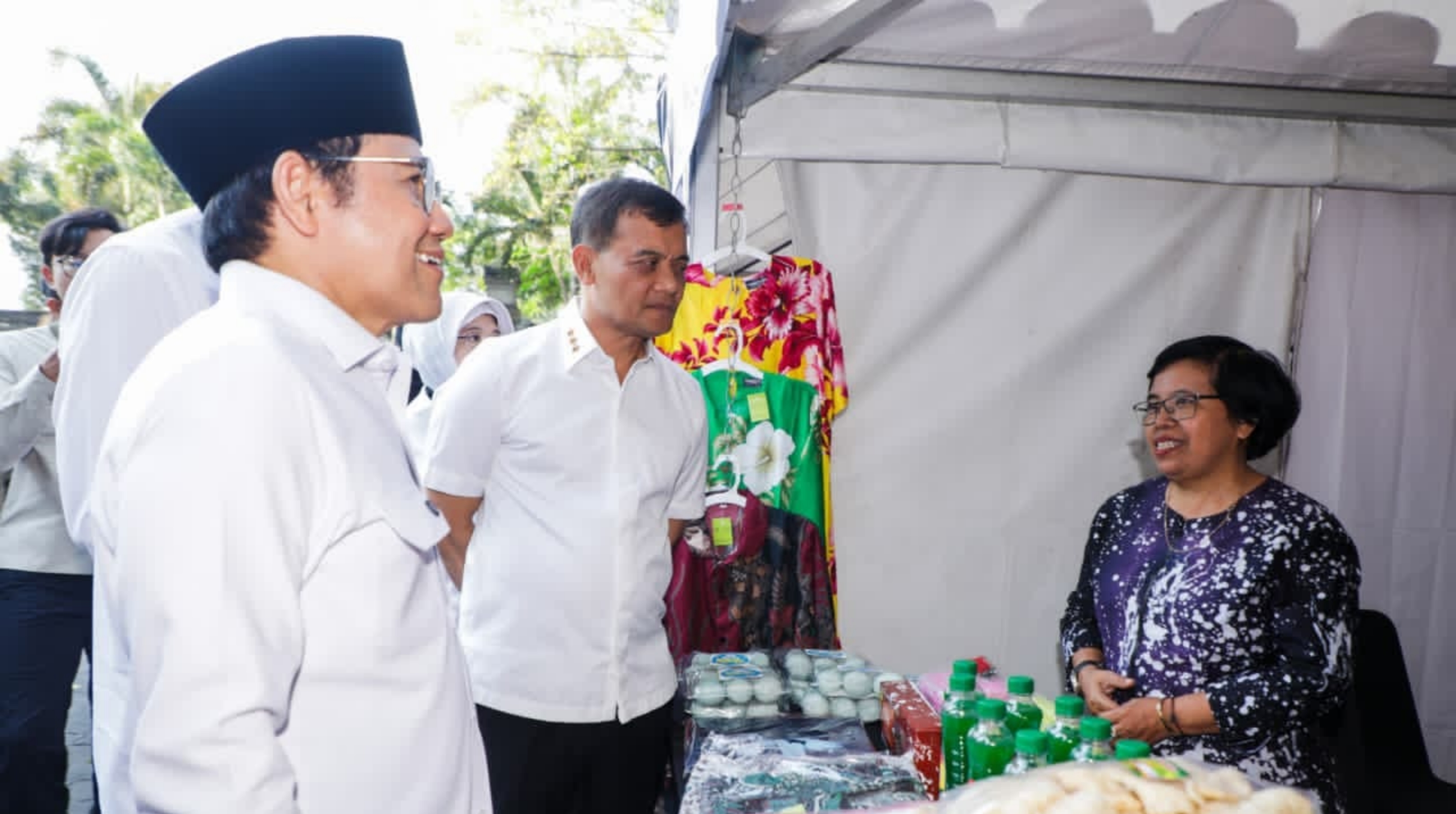 Menteri Koordinator Bidang Pemberdayaan Masyarakat Abdul Muhaimin Iskandar bersama Gubernur Jawa Tengah Ahmad Luthfi saat meninjau lapak UMKM. (IDNVoice/Istimewa)