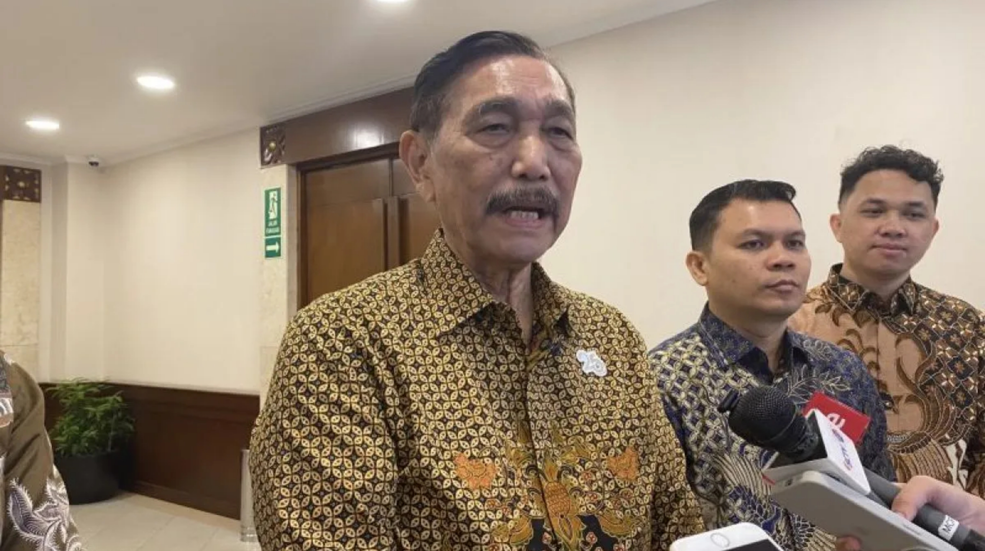 Ketua Dewan Ekonomi Nasional (DEN) Luhut Binsar Pandjaitan memberikan keterangan pers di Jakarta pada Sabtu, 5 September 2026. (IDNVoice/Antara Foto)