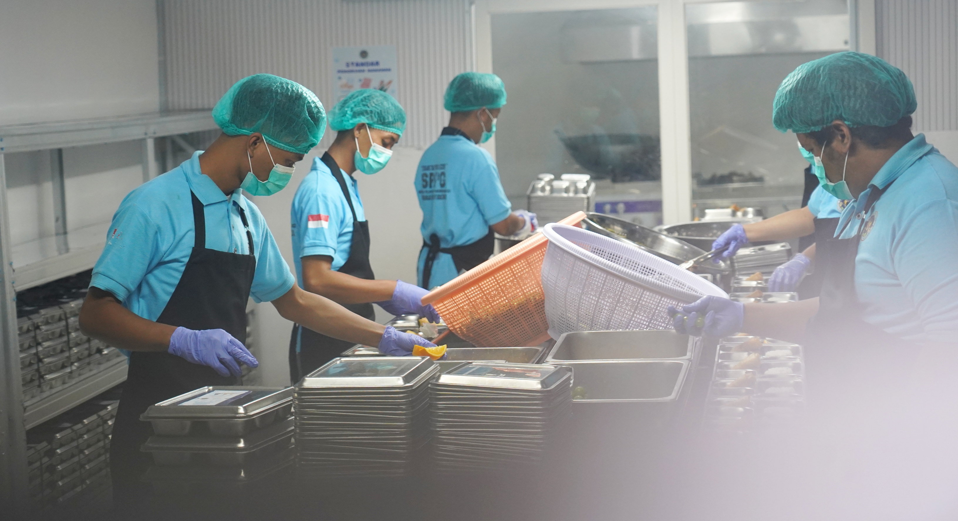 Satuan Pelayanan Pemenuhan Gizi (SPPG) Sorosutan 3 saat mempersiapkan Makan Bergizi Gratis (MBG) sebelum dibagikan ke penerima manfaat. (IDNVoice/Pemkot Yogyakarta)