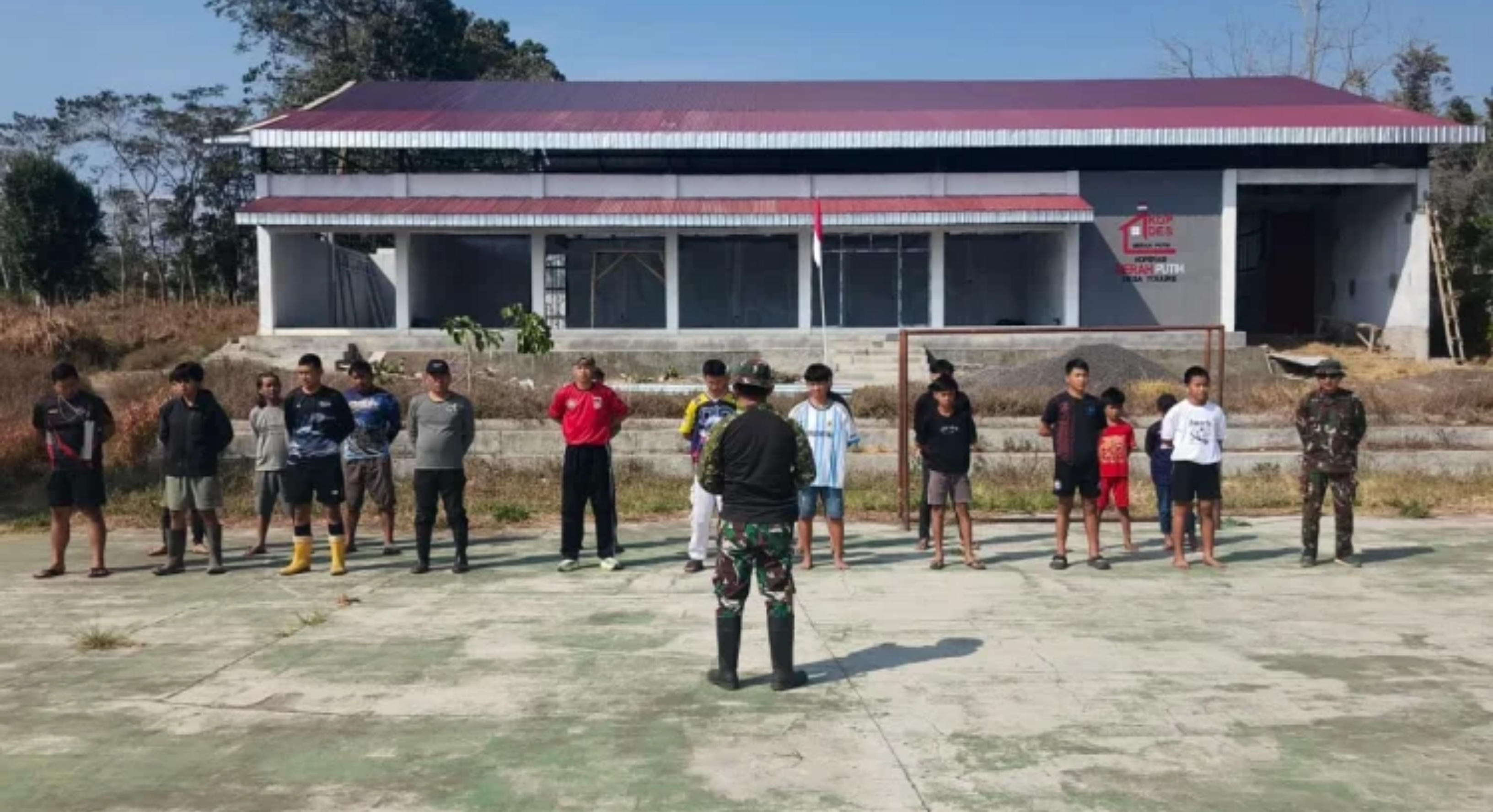 Apel bersama di halaman Gedung Koperasi Desa/Kelurahan Merah Putih (KDKMP) Desa Touure, Kecamatan Tompaso, Kabupaten Minahasa, Sulawesi Utara. (IDNVoice/Istimewa)