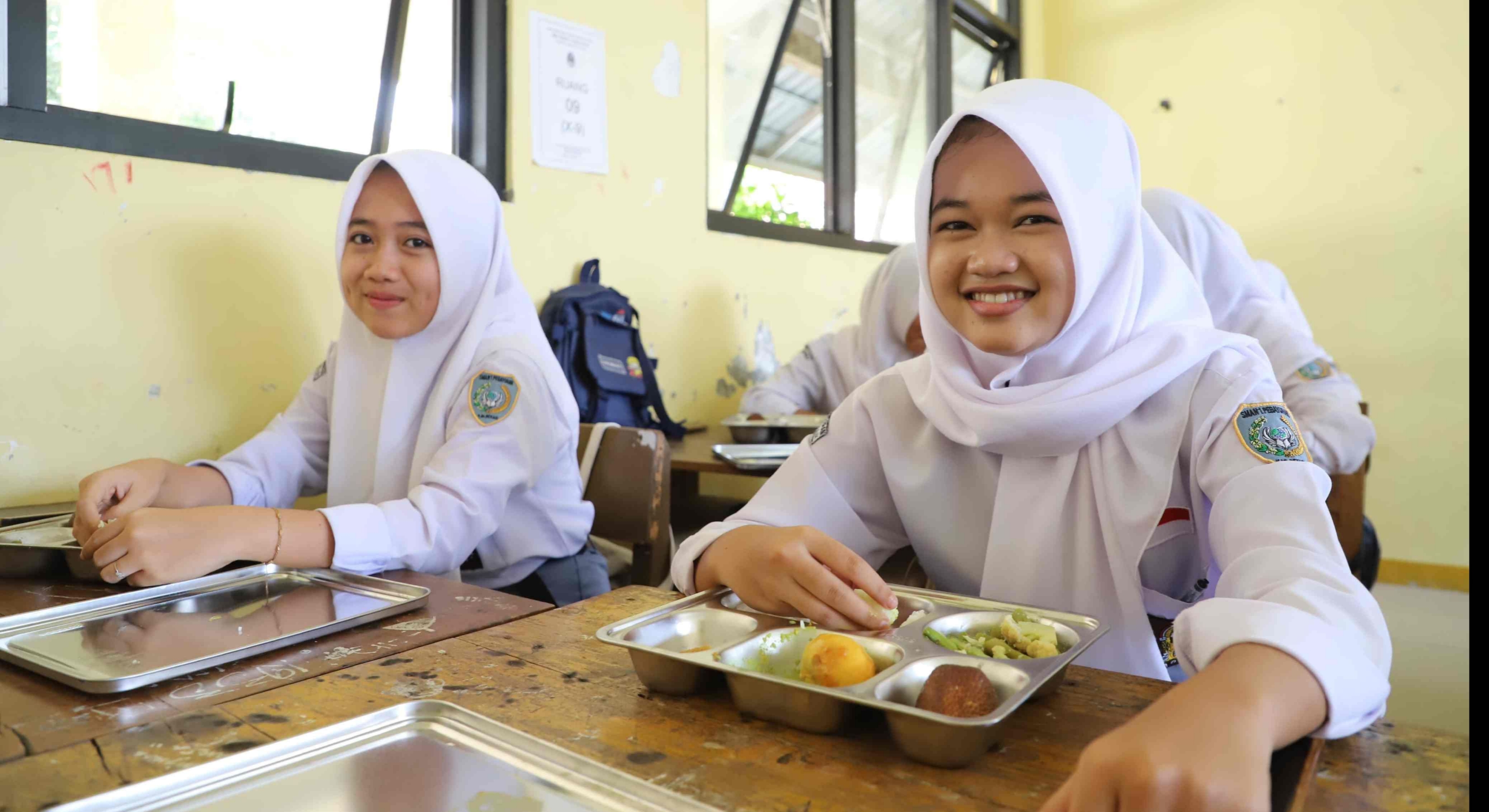 Siswa di Kabupaten Bekasi tengah menikmati menu makan program MBG di sekolah. (IDNVoice/Pemkab Bekasi)