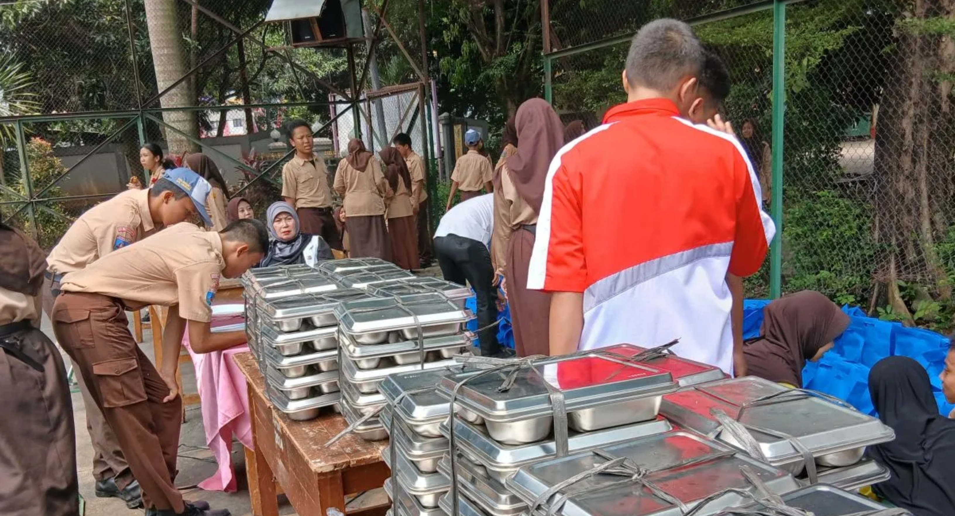 Ilustrasi: Sejumlah siswa sekolah mengantri untuk mengambil menu MBG di salah satu sekolah kejururuan di Kabupaten Tangerang, Banten. (IDNVoice/Antara Foto)