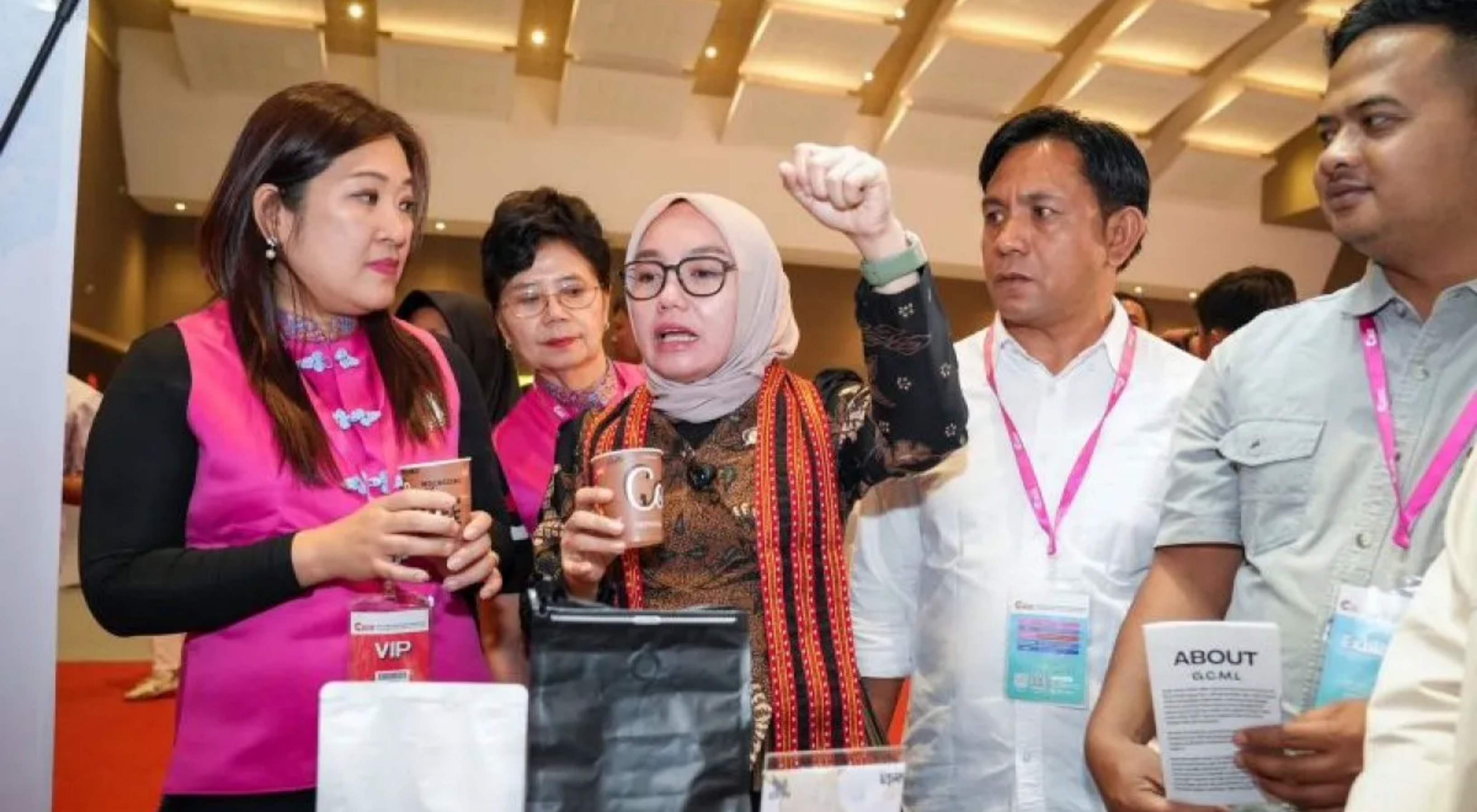 Wakil Menteri Koperasi (Wamenkop) Farida Farichah mengunjungi salah satu stan koperasi binaan Kemenkop dalam China-Indonesia International E-Commerce Industry Expo 2026 di JIExpo Kemayoran, Jakarta pada Jumat, 4 September 2026. (IDNVoice/Kemenkop)