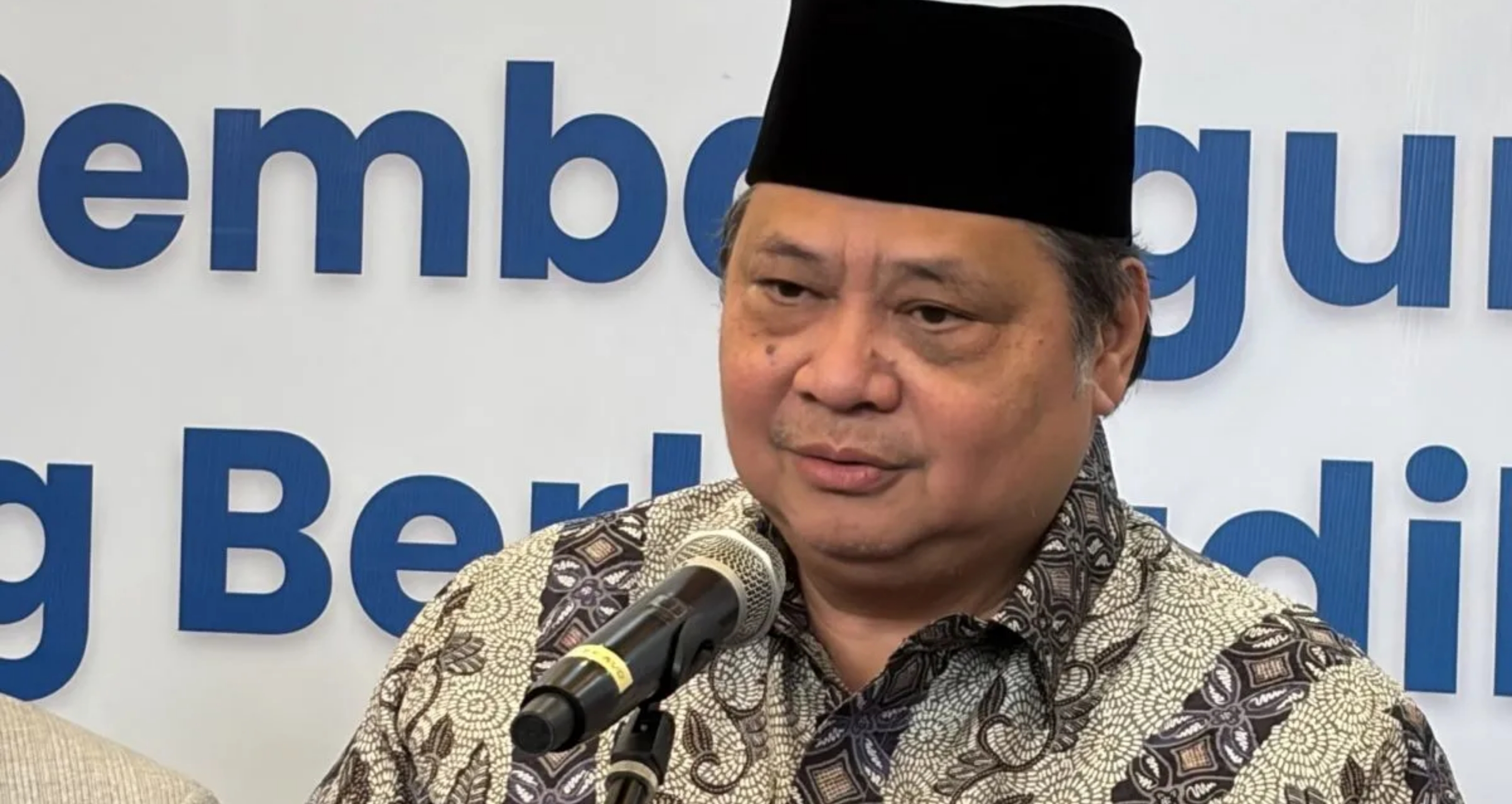 Menteri Koordinator Bidang Perekonomian Airlangga Hartarto memberikan keterangan pada awak media dalam jumpa pers di Kantor Kemenko Perekonomian RI, Jakarta pada Selasa, 8 September 2026. (IDNVoice/Antara Foto)