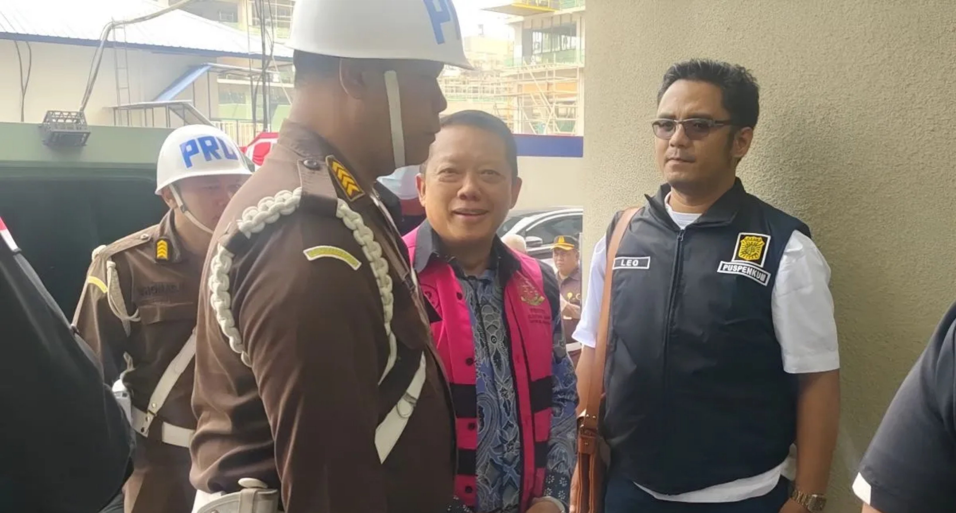 Mantan Jaksa Agung Muda Bidang Tindak Pidana Khusus (Jampidsus) Febrie Adriansyah tiba untuk menghadiri panggilan pemeriksaan terkait kasus dugaan korupsi dan tindak pidana pencucian uang (TPPU) di Gedung Utama Kejaksaan Agung, Jakarta pada Selasa, 8 September 2026. (IDNVoice/Antara Foto)