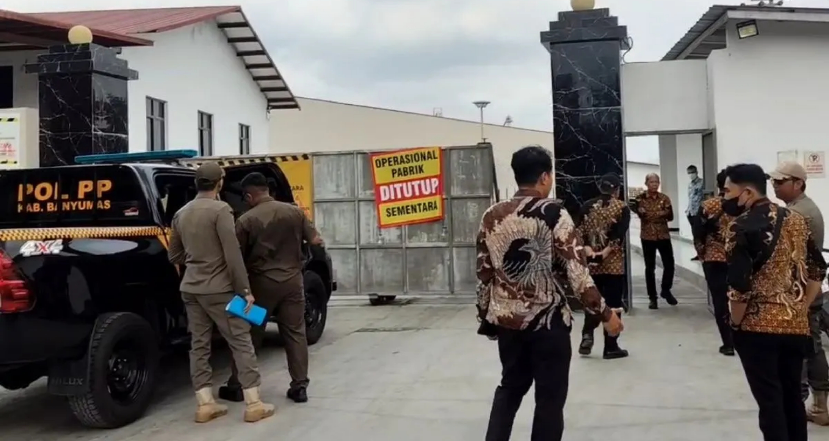 Tim gabungan dari sejumlah instansi Pemerintah Kabupaten Banyumas melakukan sidak ke lokasi pabrik hebel PT IKN di Desa Losari, Kecamatan Rawalo, Banyumas, Jawa Tengah pada Selasa, 8 September 2026. (IDNVoice/DPMPTSP Banyumas)
