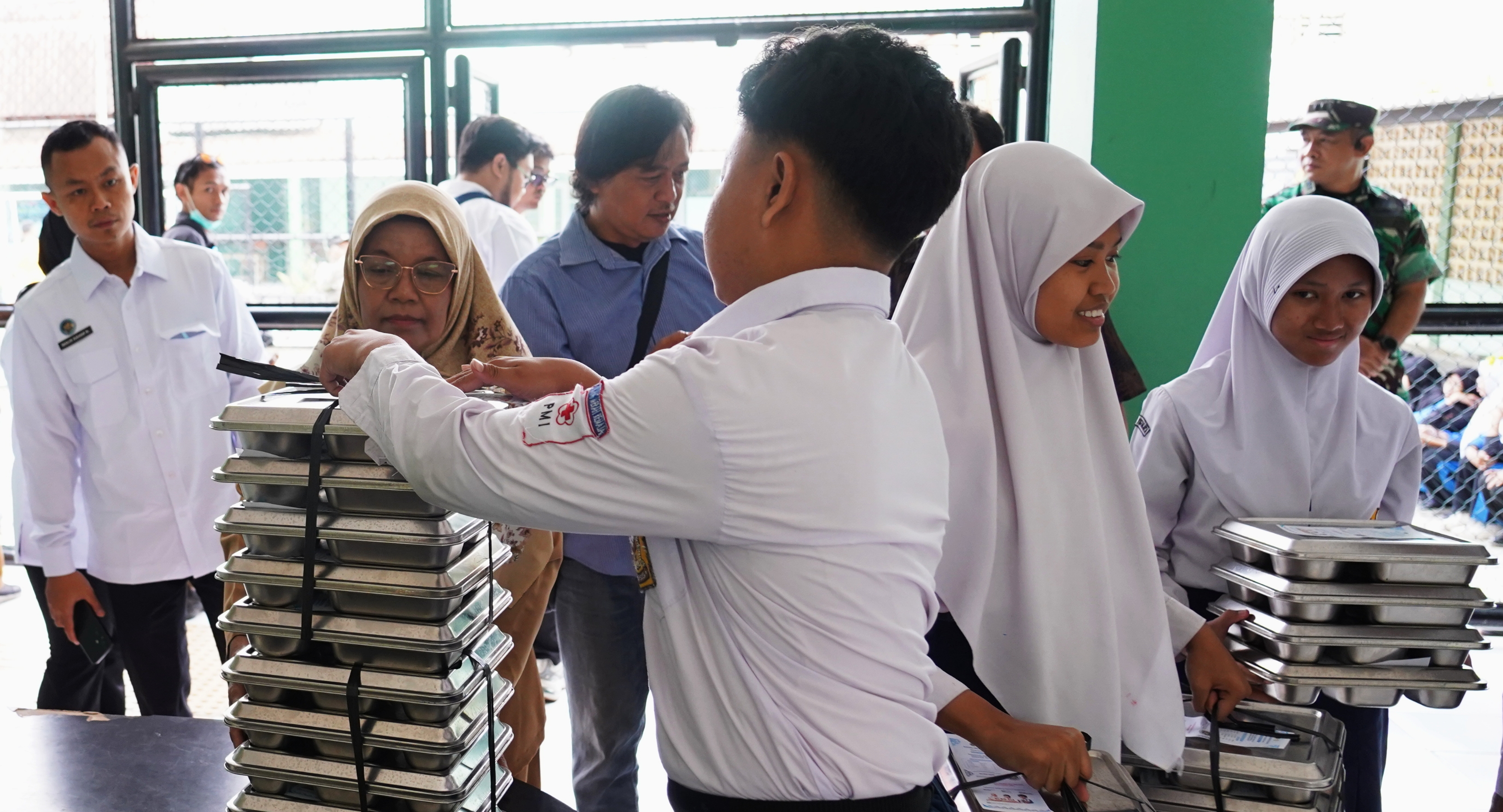 Siswa Siswi SMPN 10 Kota Yogyakarta bergantian mengambil MBG untuk masing-masing kelas. (IDNVoice/Pemkot Yogyakarta)