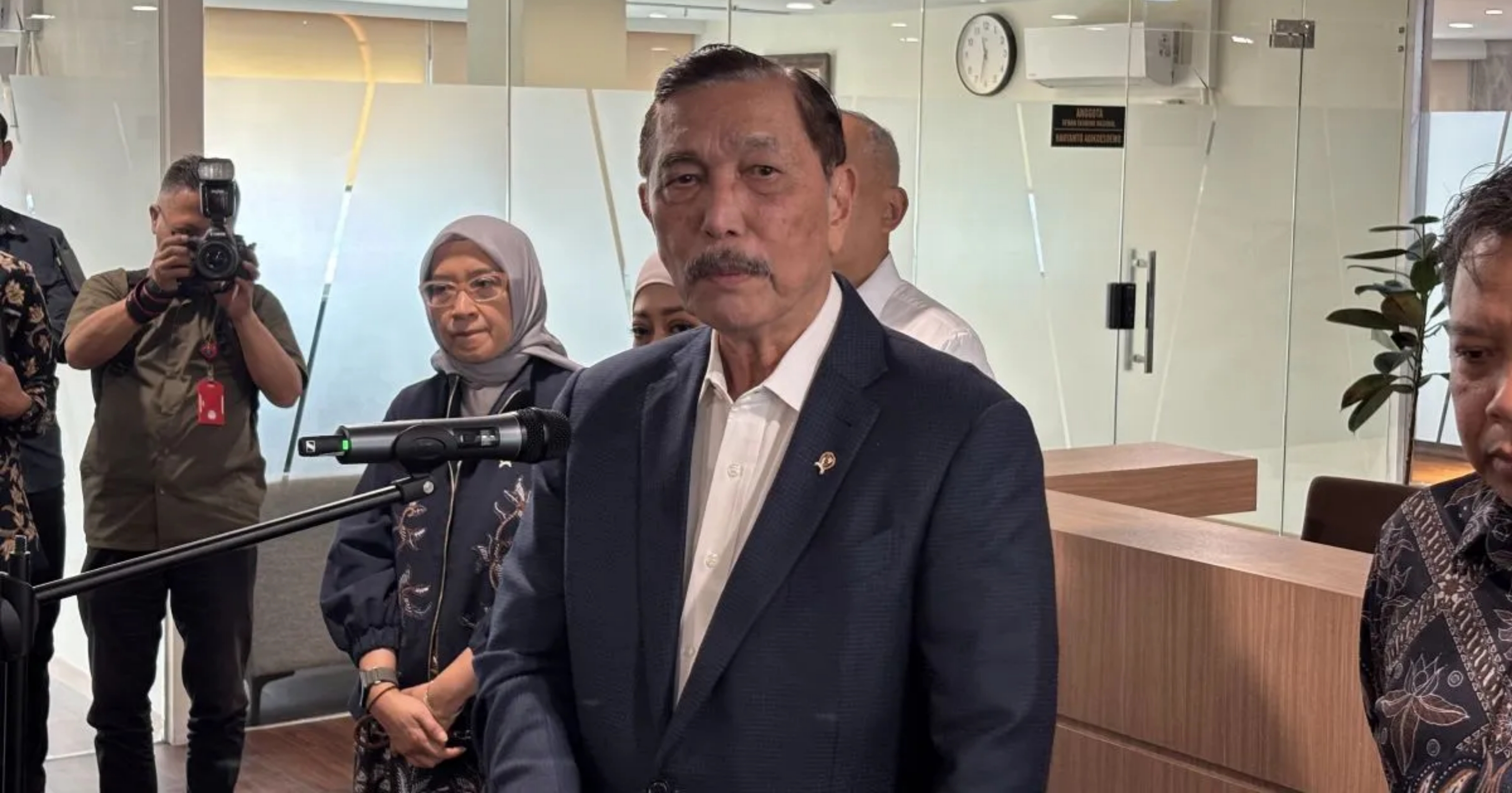 Ketua Dewan Ekonomi Nasional (DEN) Luhut Binsar Pandjaitan menjawab pertanyaan wartawan dalam konferensi pers di Kantor Dewan Ekonomi Nasional (DEN), Jakarta pada Kamis, 10 September 2026. (IDNVoice/Antara Foto)