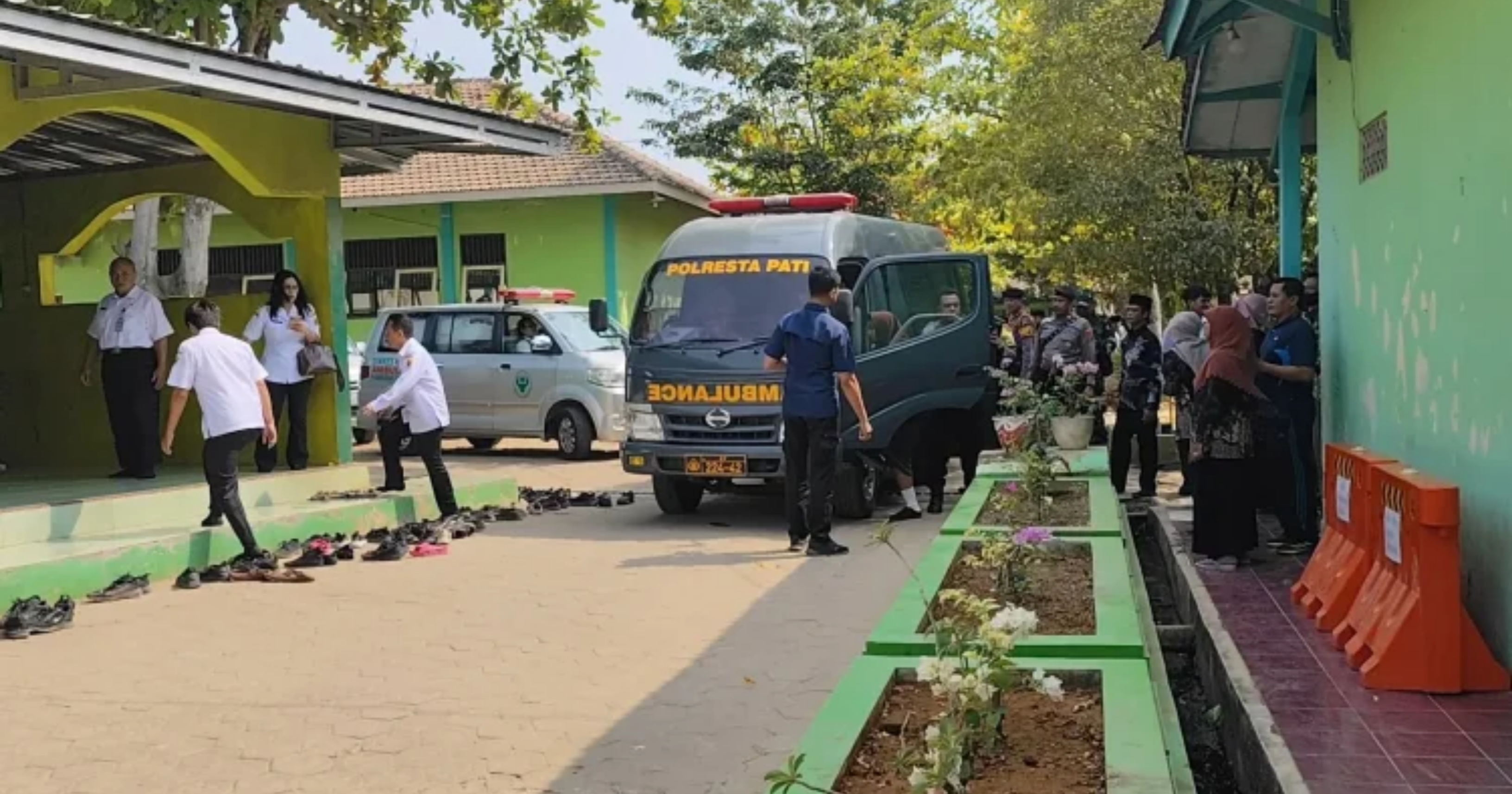 Mobil kesehatan Kodim 0718/Pati dikerahkan untuk evakuasi korban dugaan keracunan MBG di MTs Negeri 3 Pati pada Rabu, 9 September 2026. (IDNVoice/RRI)