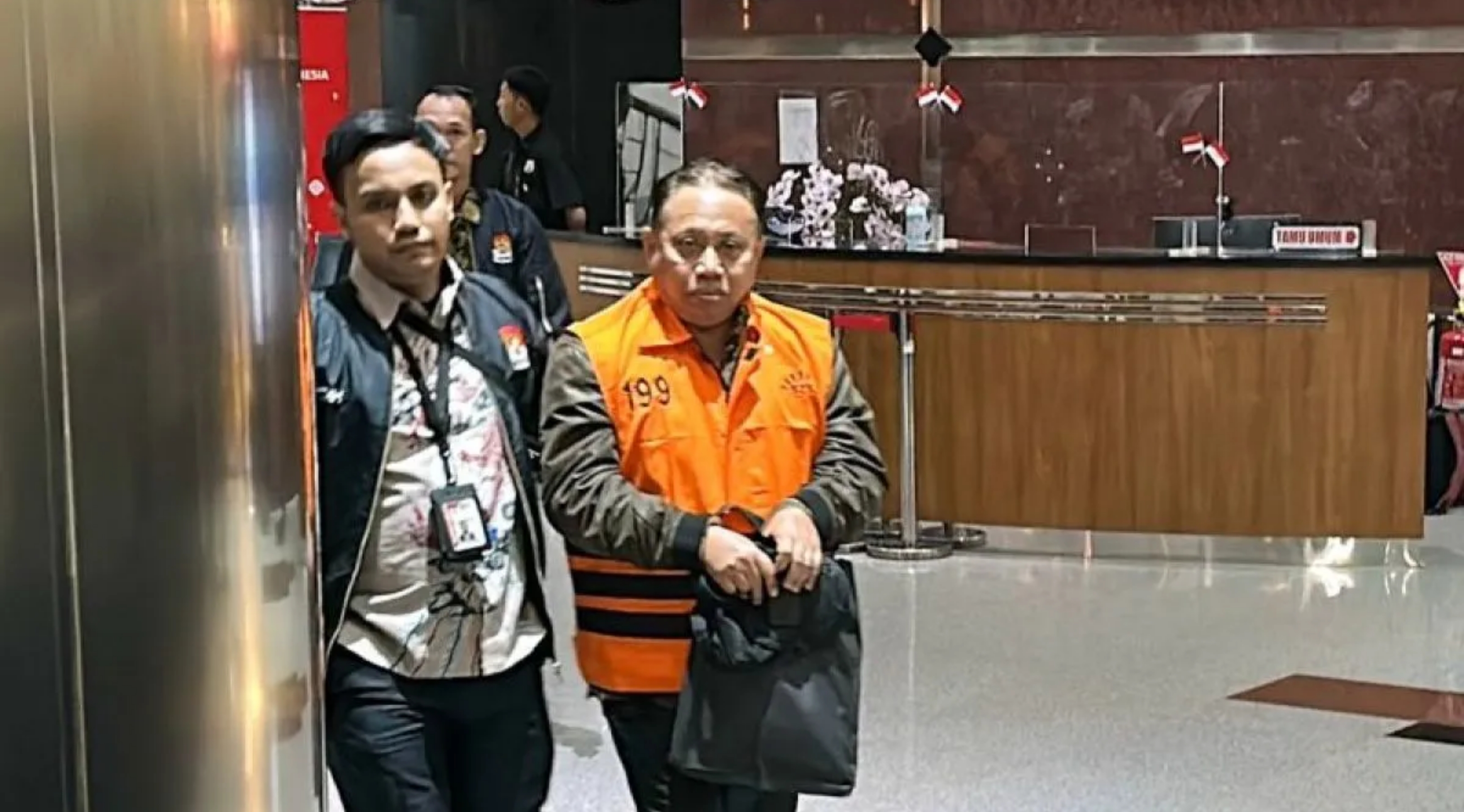 Rektor Universitas Jenderal Soedirman (Unsoed) Prof. Akhmad Sodiq berjalan menuju mobil tahanan setelah ditetapkan Komisi Pemberantasan Korupsi sebagai salah satu tersangka kasus dugaan korupsi, di Gedung Merah Putih KPK, Jakarta pada Sabtu, 22 Agustus 2026. (IDNVoice/Antara Foto)